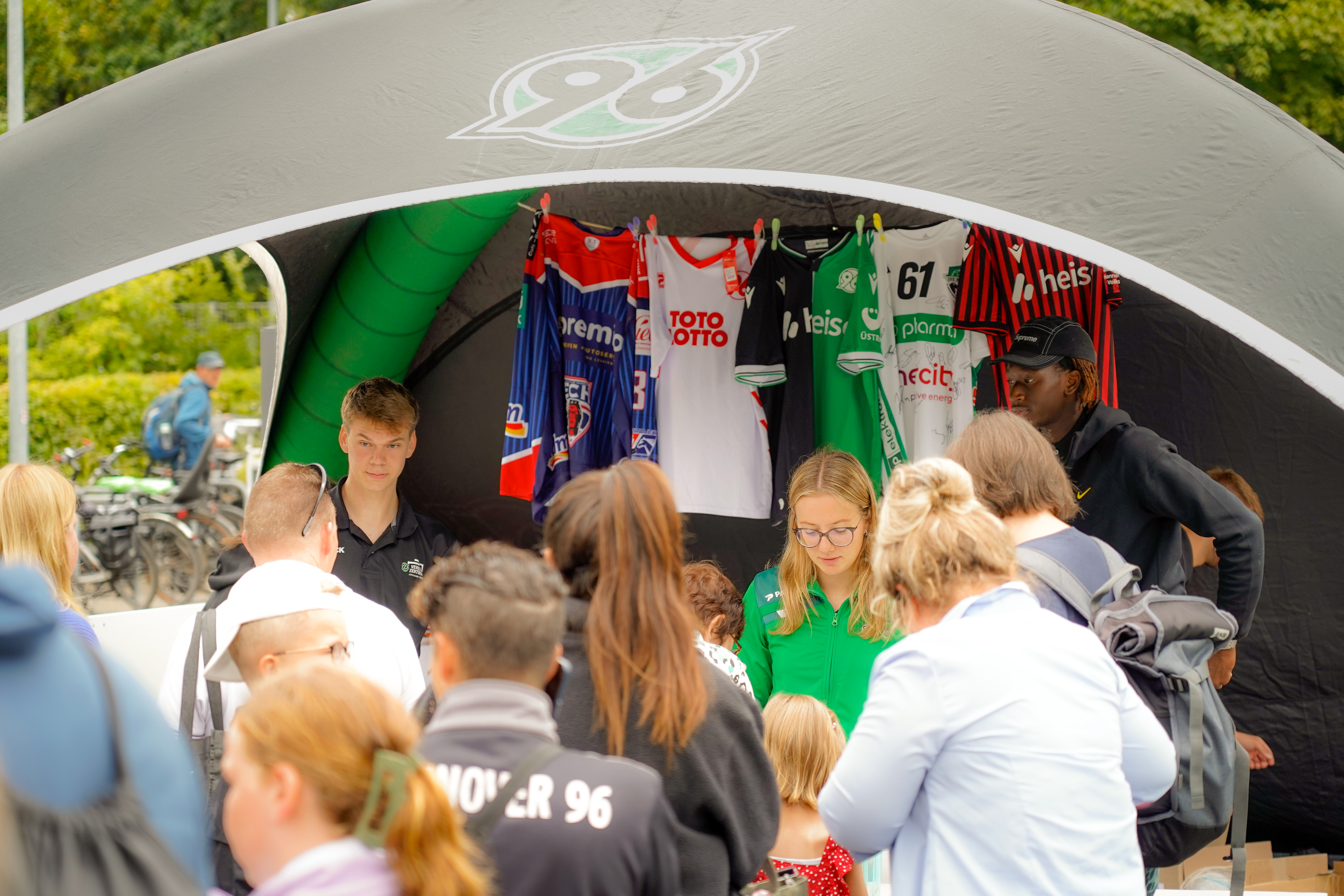 Die Menschen stehen Schlange bei der Tombola.