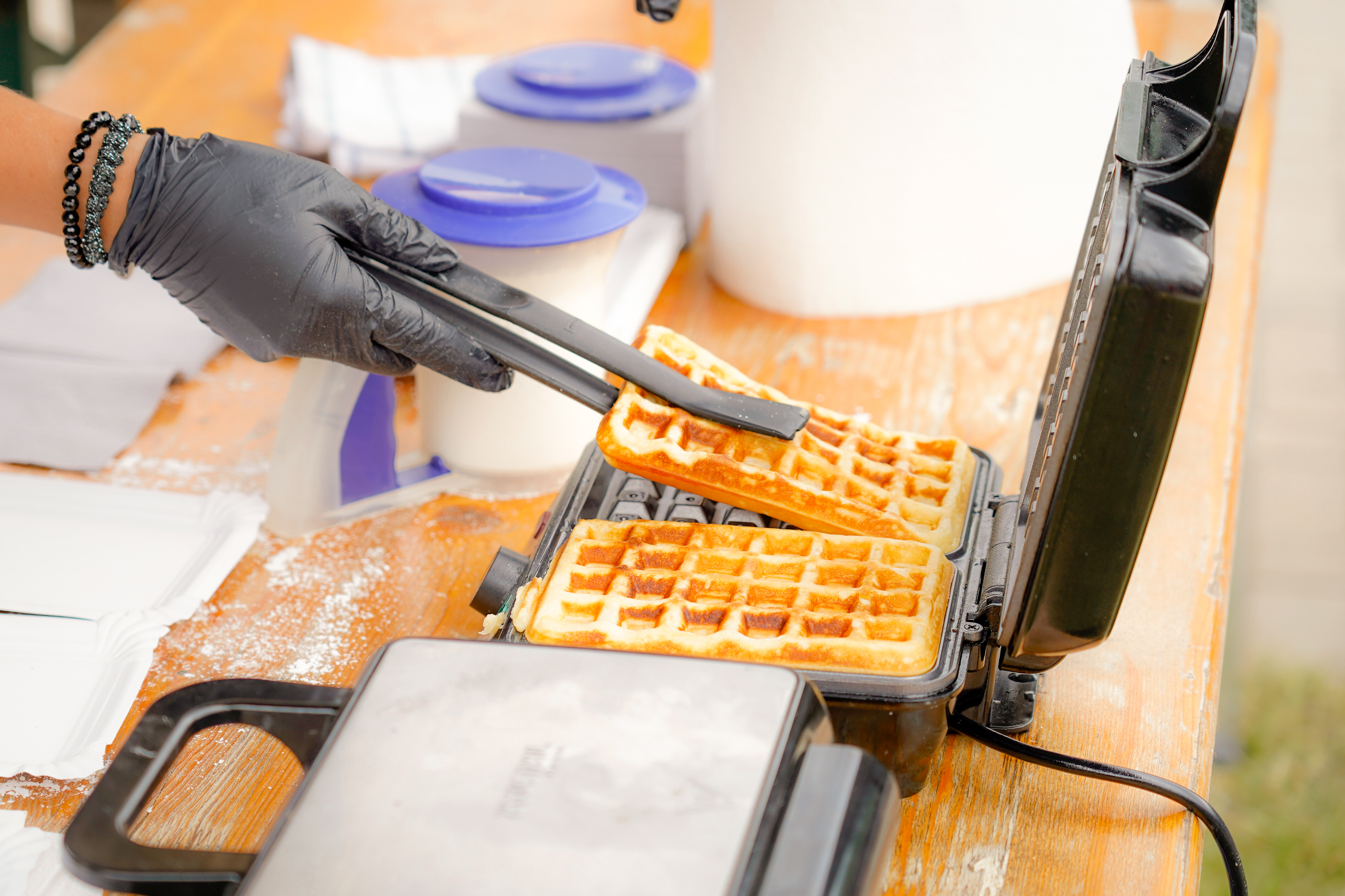 Eine Waffel wird zubereitet.