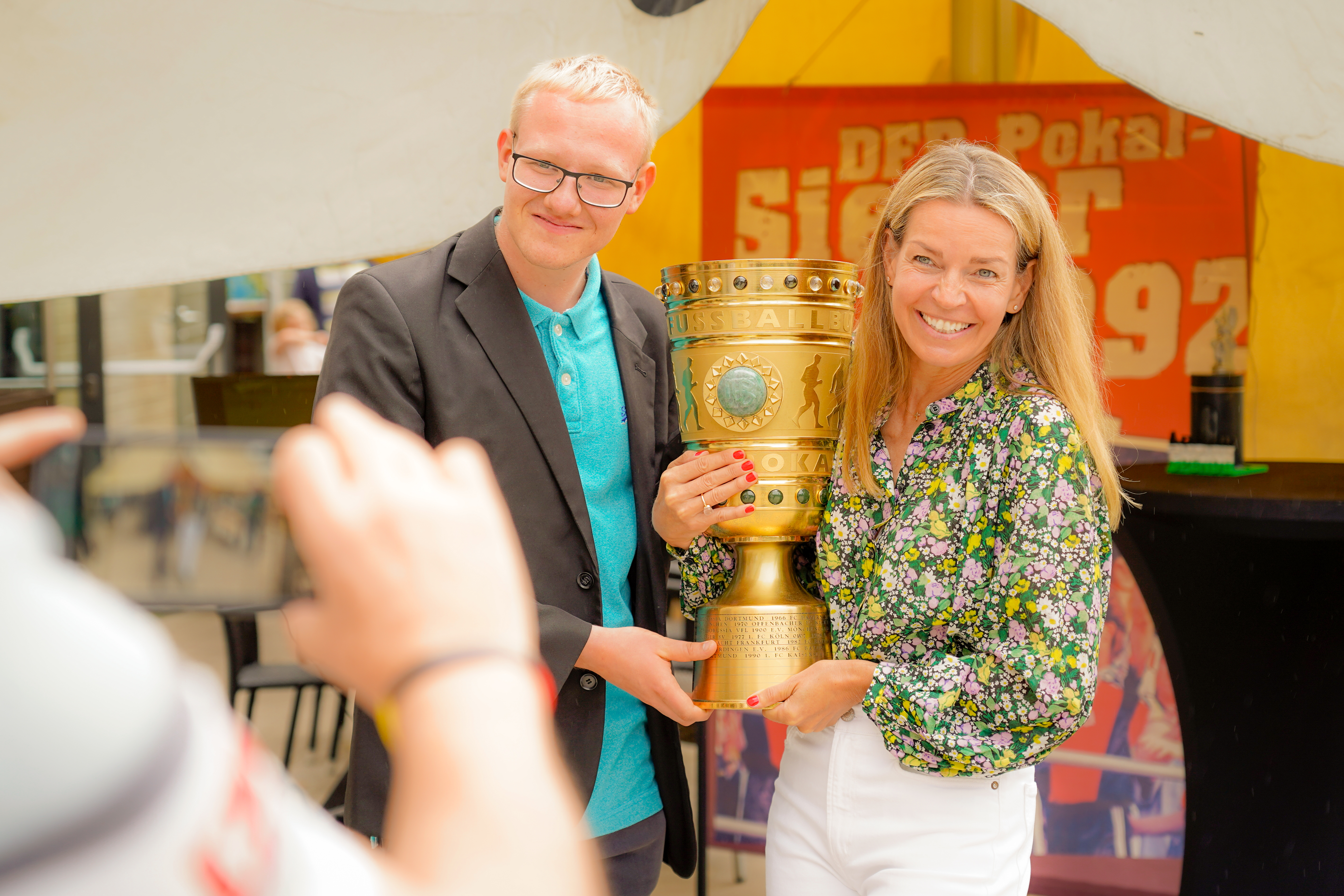 Man konnte mit der Meisterschale und dem DFB-Pokal ein Foto machen.