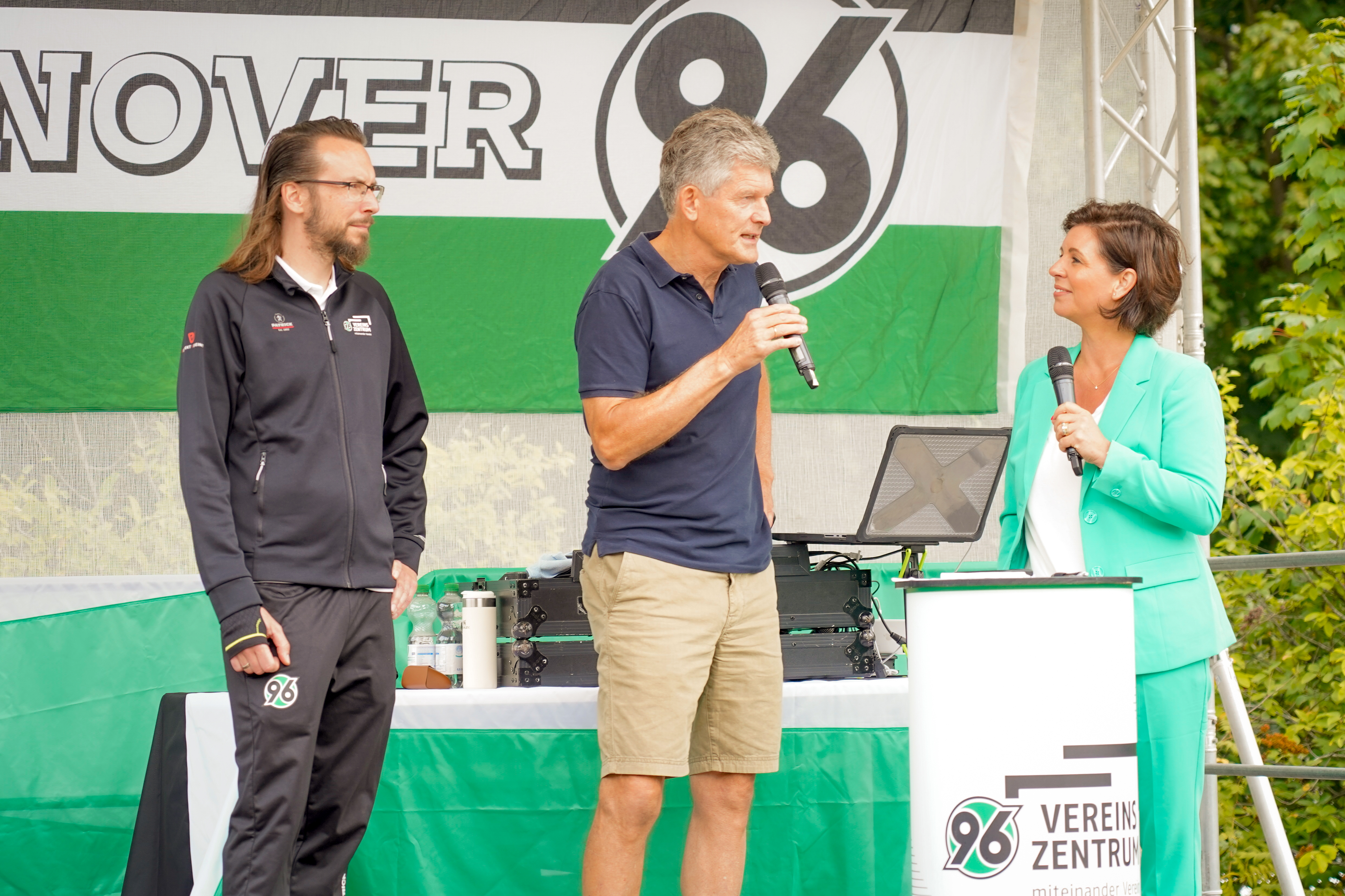 Bastian Hellberg erzählte auf der Bühne ein wenig aus seiner Zeit bei Hannover 96 als Profi.