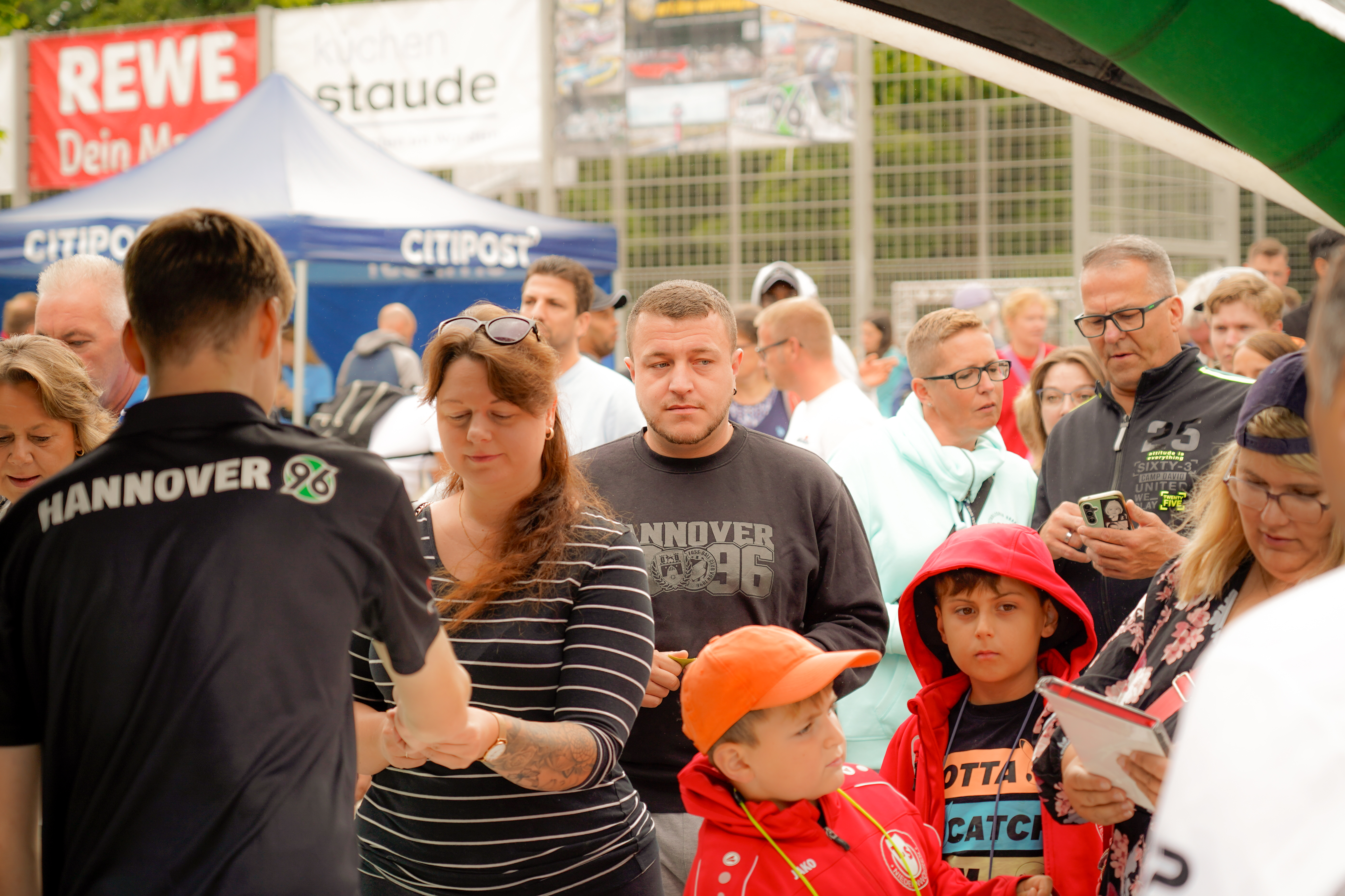 Mehrere Personen stehen an einem Stand.