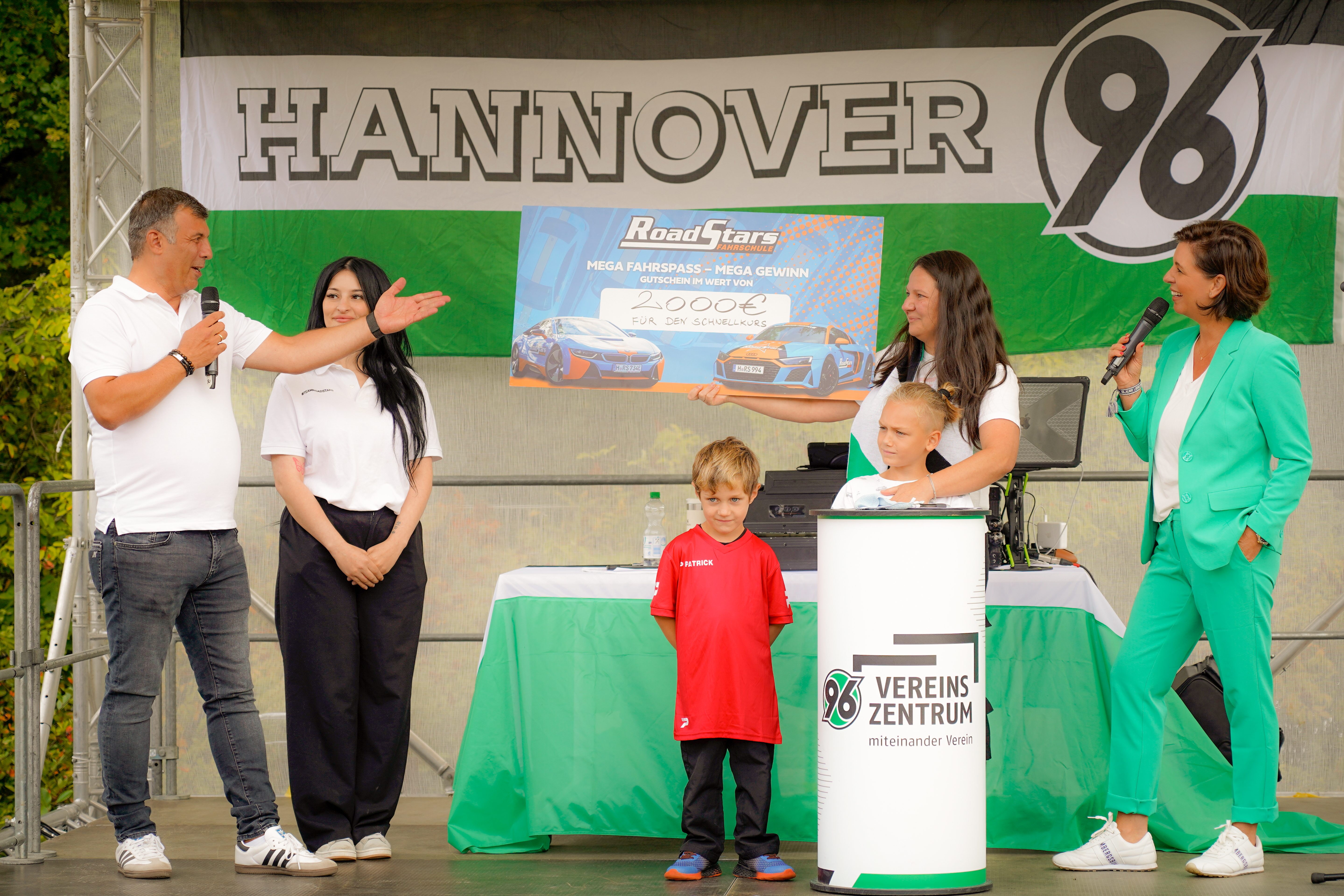 Die Gewinnerin des Gutscheins von der Fahrschule Road Stars auf der Bühne bei der Übergange. 