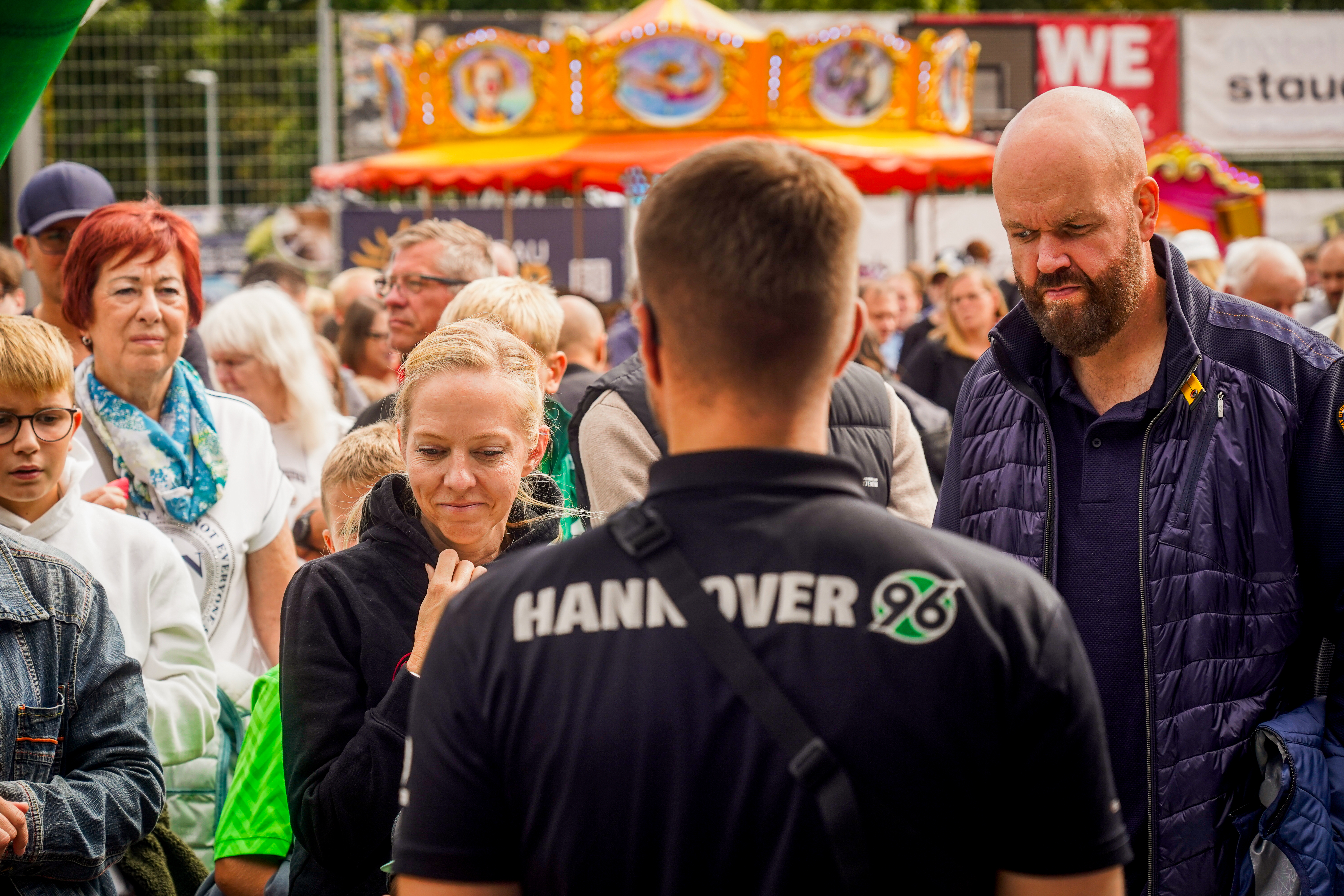 Personen stehen für die Tombola an.