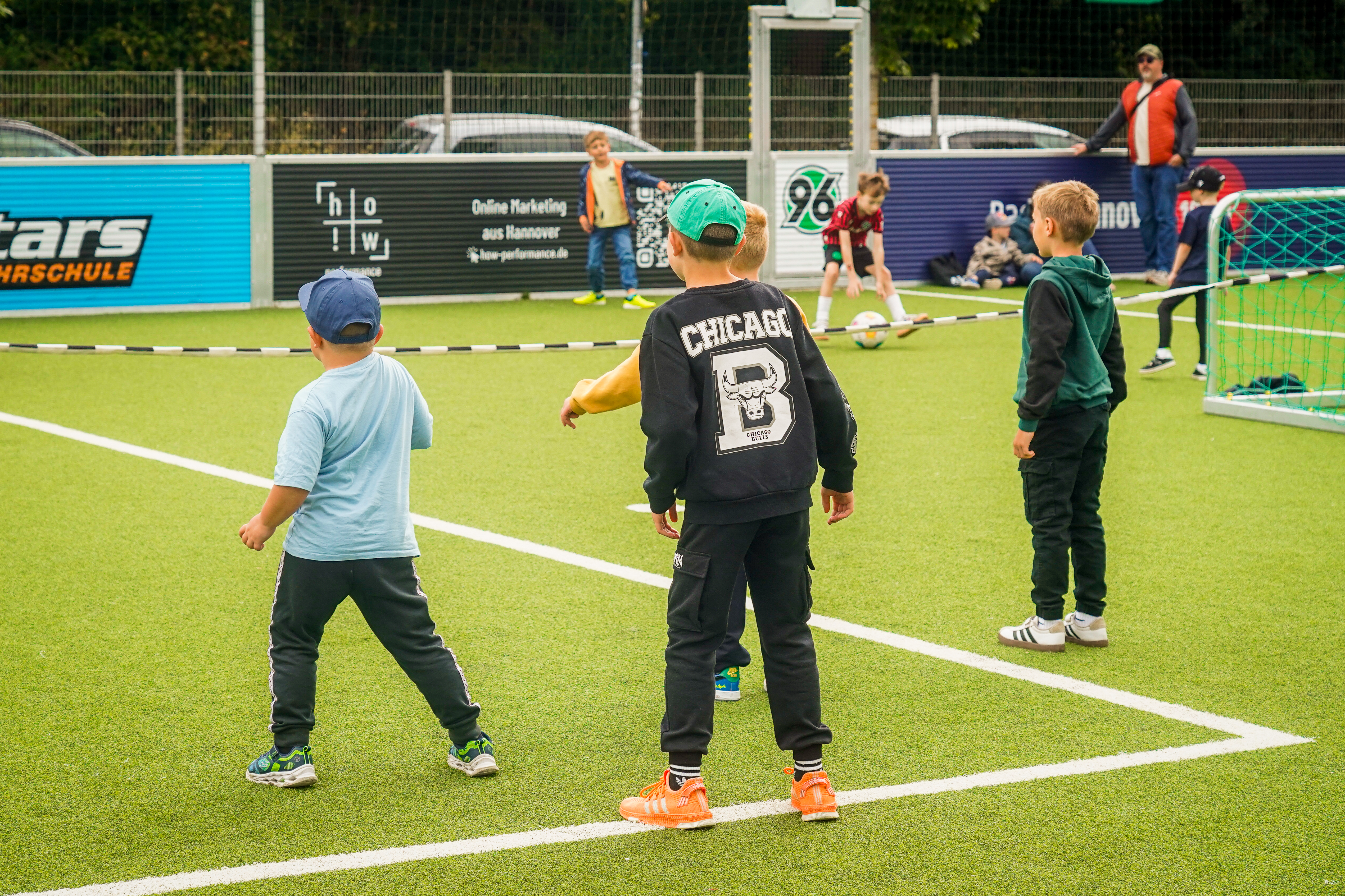 Mehrere Kinder spielen Fußballtennis.