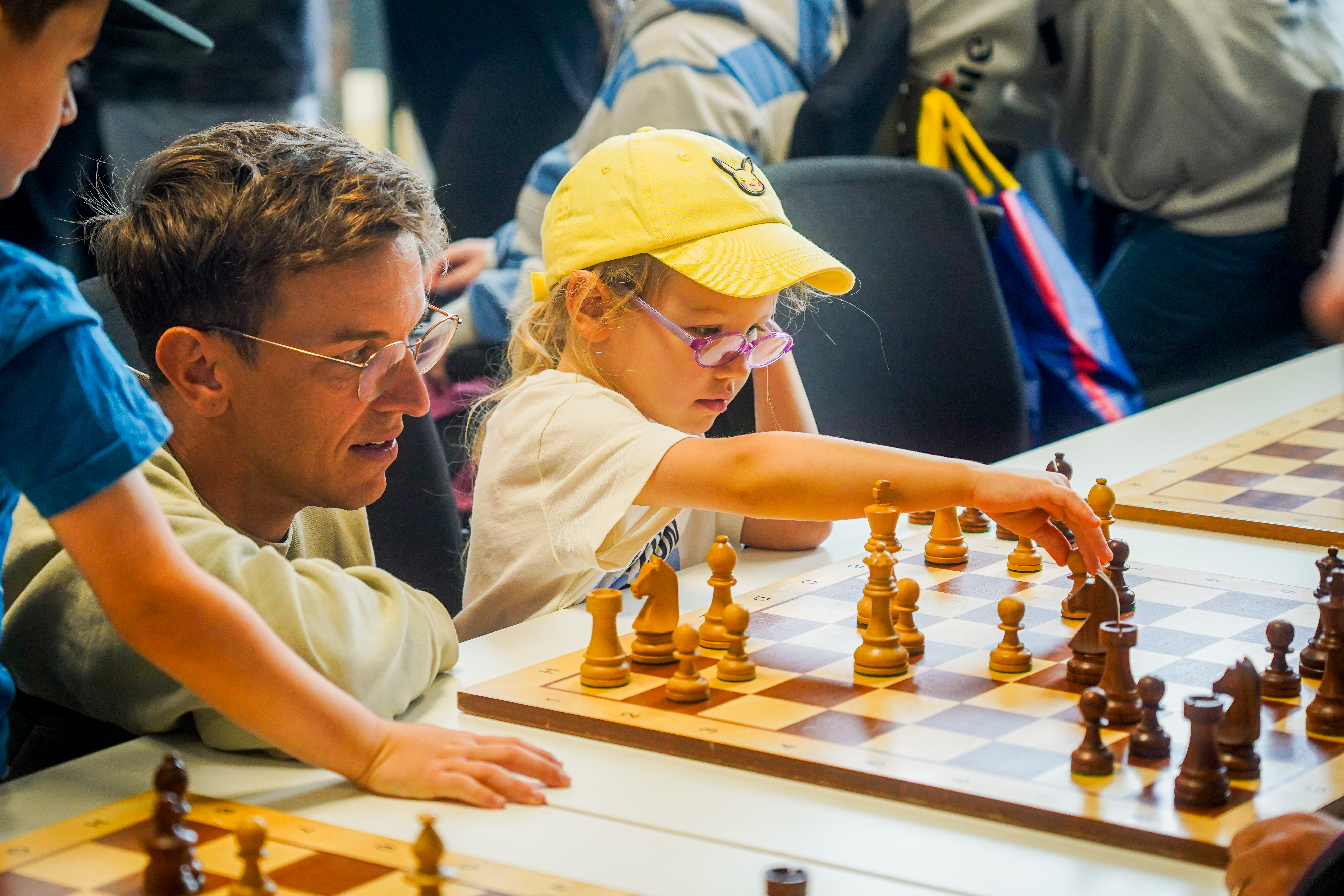 Zwei Kinder spielen Schach.