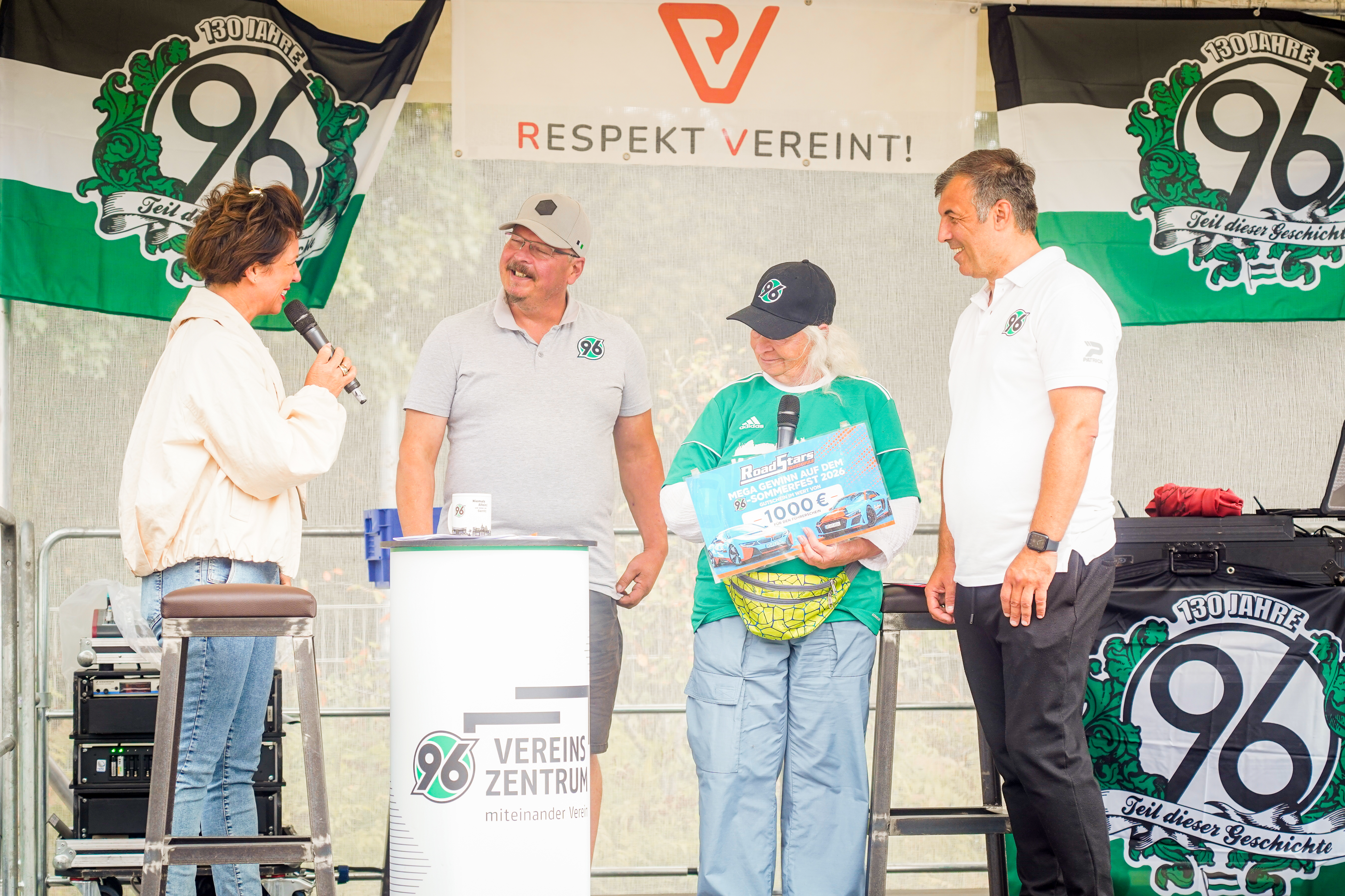 Vier Personen stehen auf der Bühne.