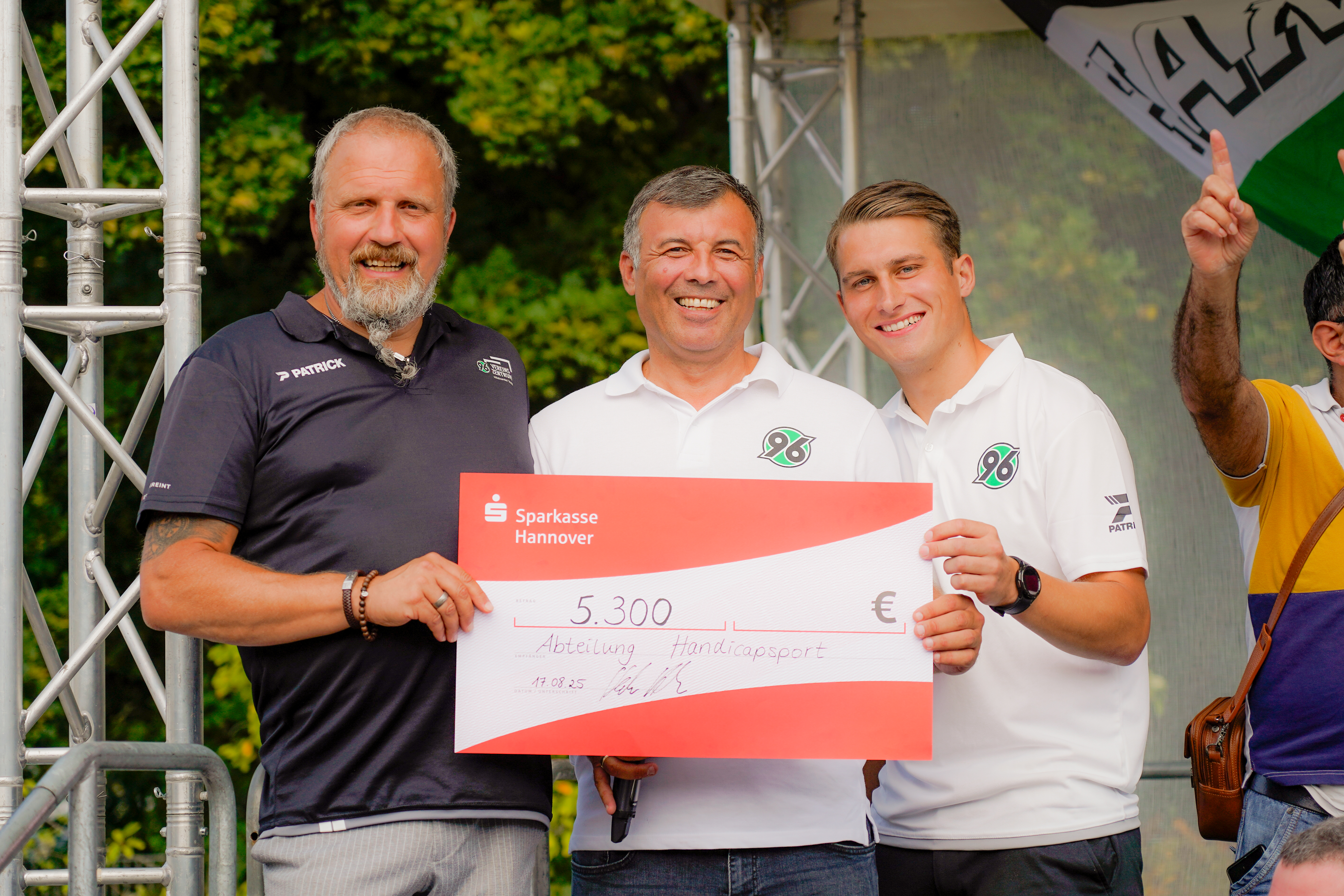 Abteilungsleiter Handicapsport Holger Apitius nahm die Spende auf der Bühne entgegen. 