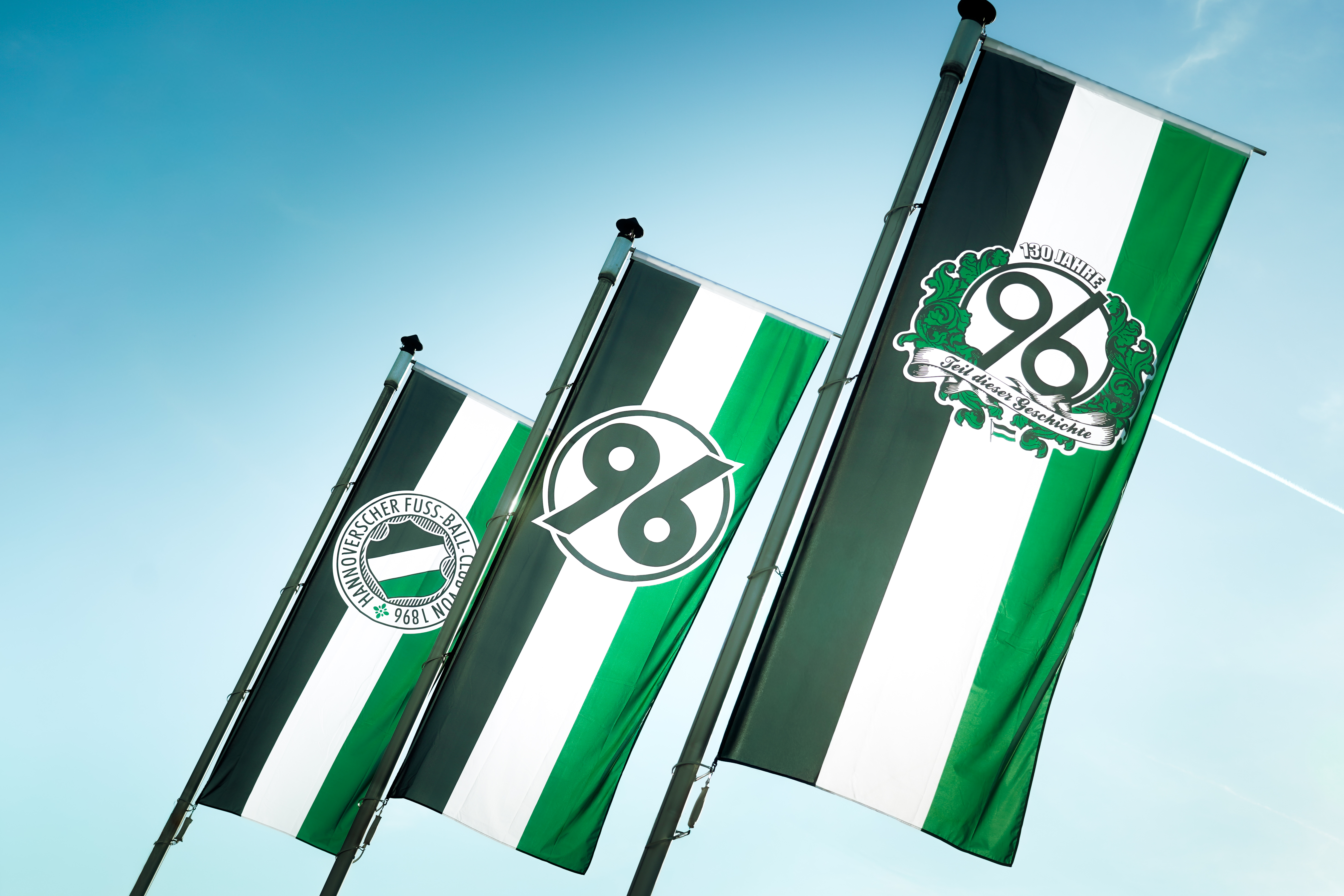 Die Jubiläumsfahnen wehen vor dem Vereinszentrum.