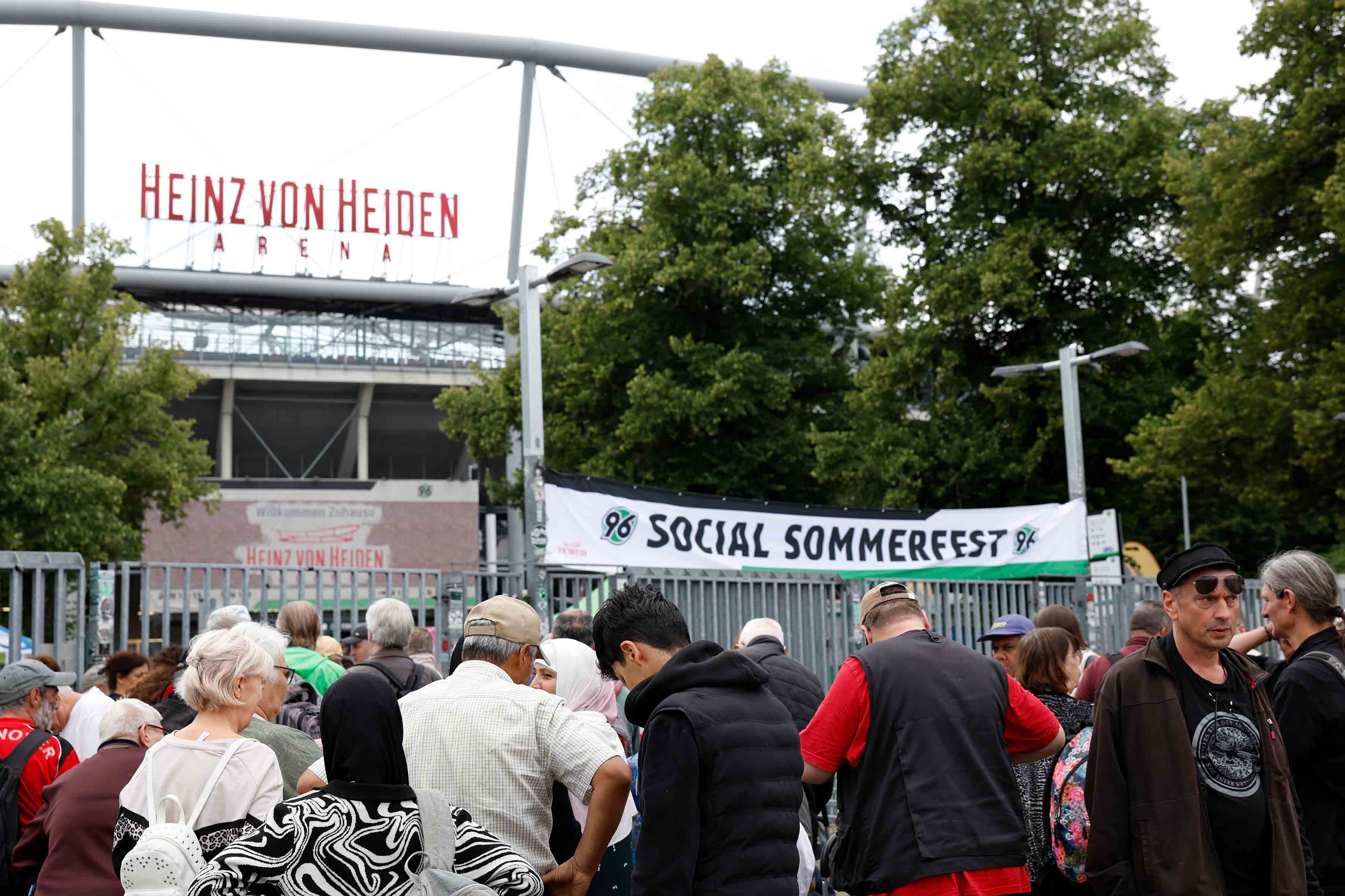 Die Besucher vor dem Eingang der Arena.