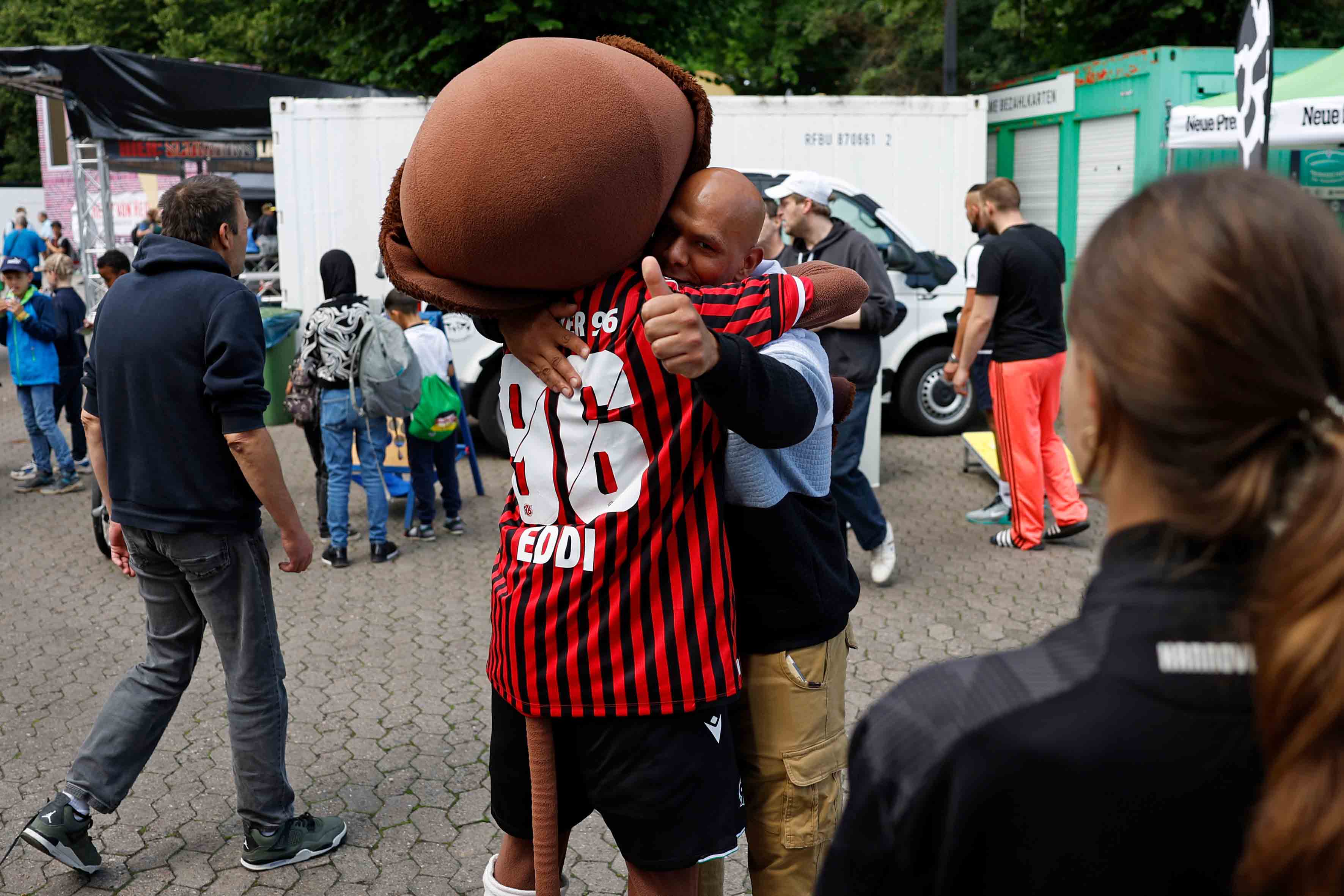 EDDI umarmt einen Besucher.