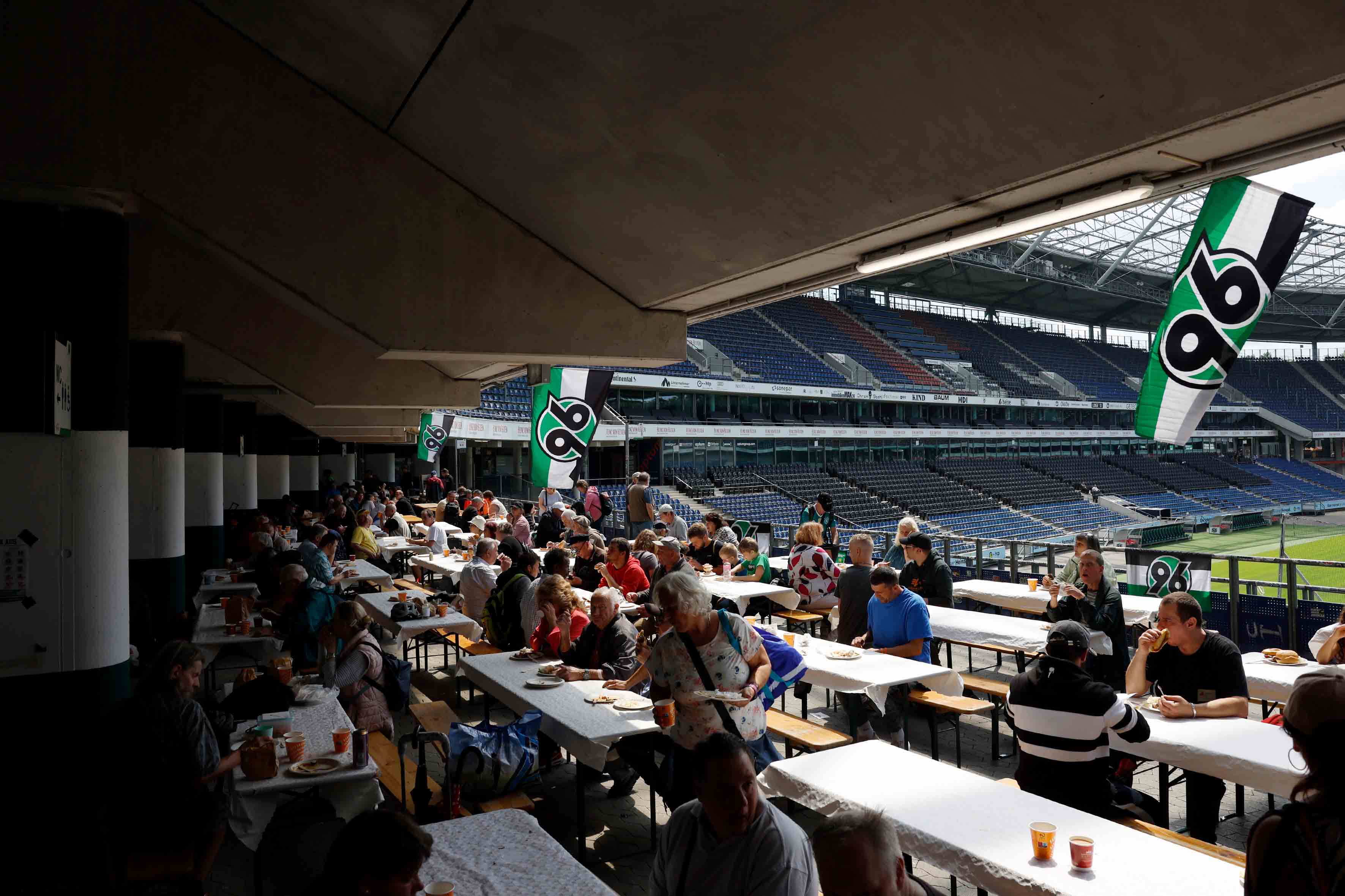Die Bedürftigen essen in der Arena.