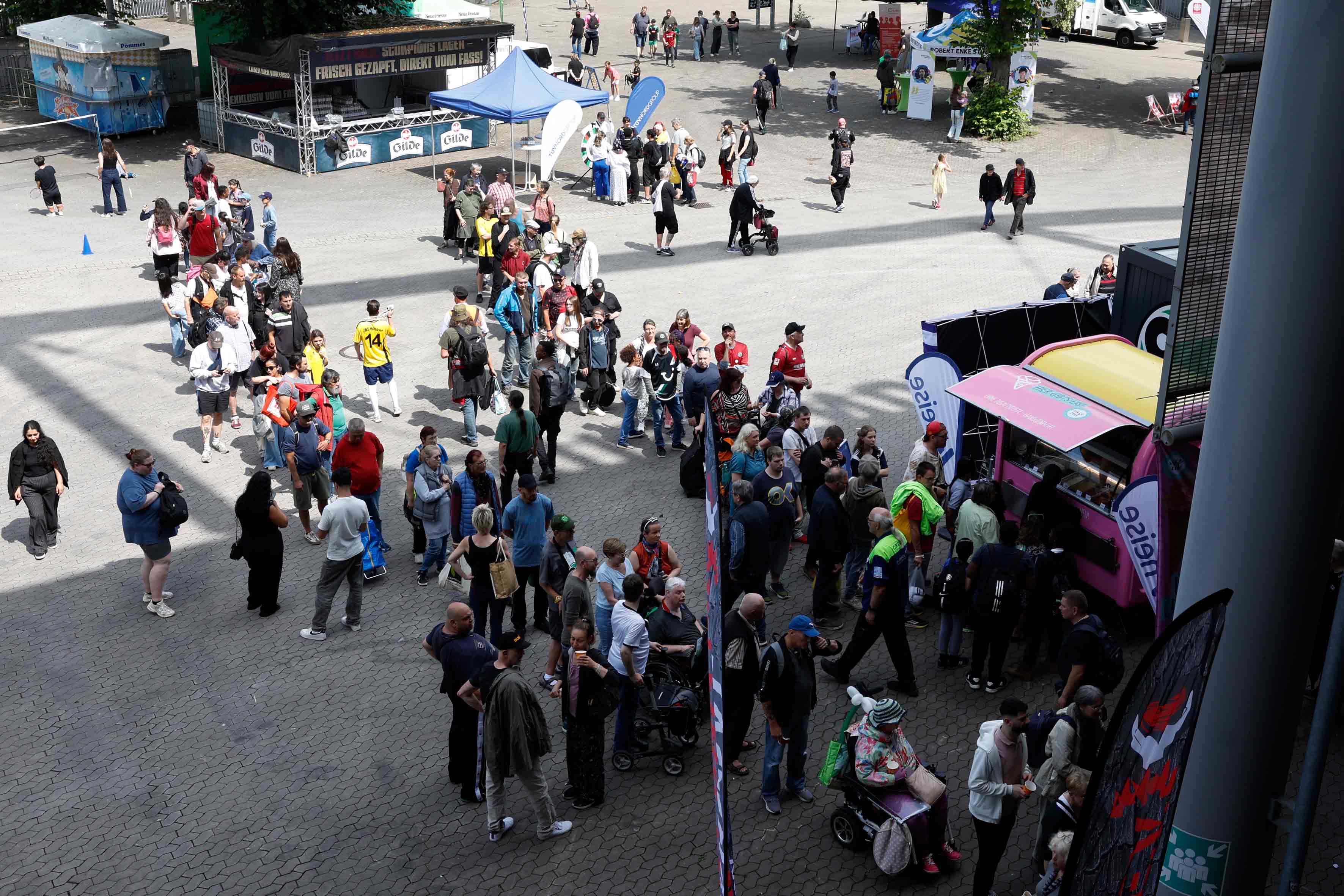 Die Besucher auf dem Nordvorplatz.