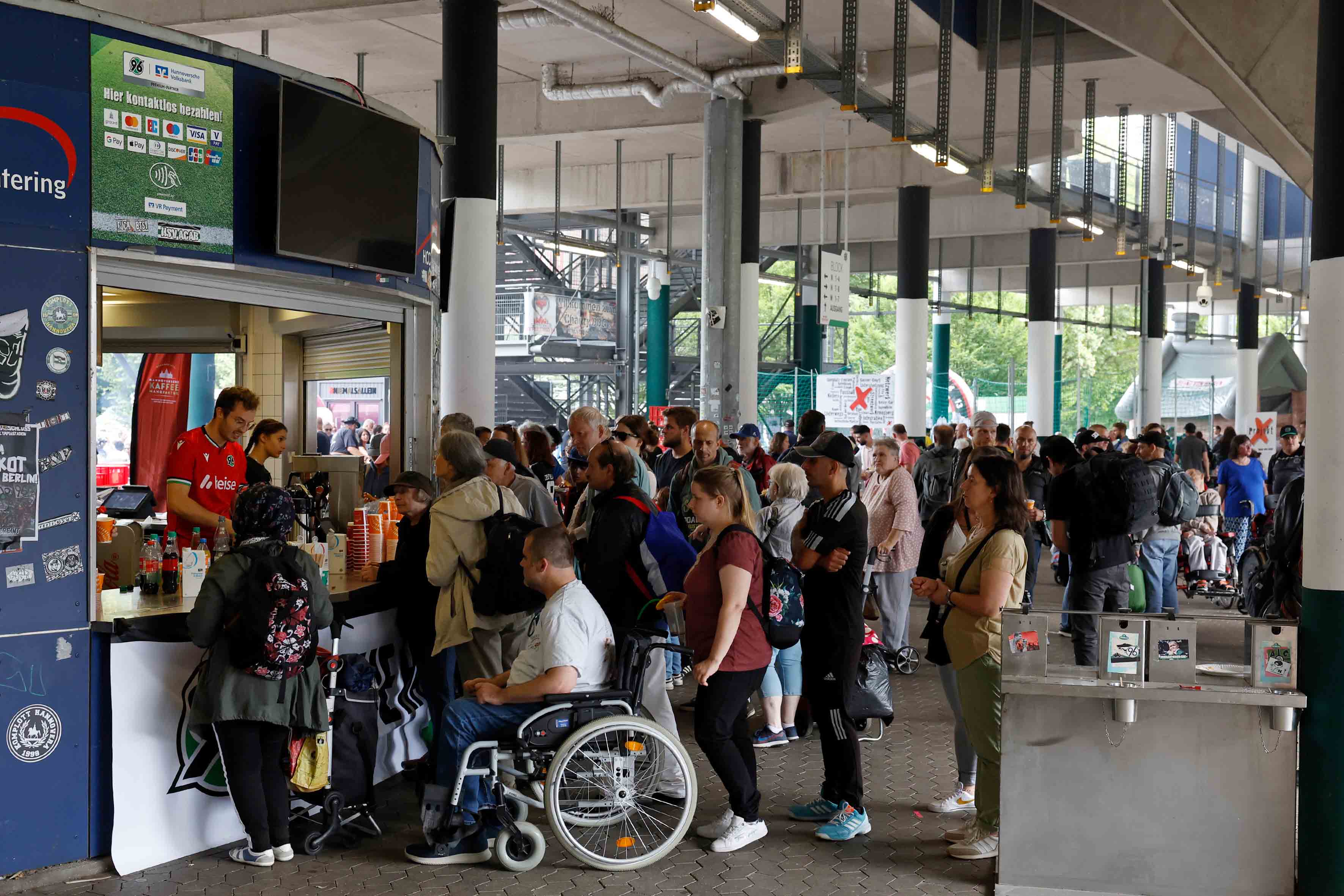 Die Bedüfrtigen holen sich Getränke am Stand.