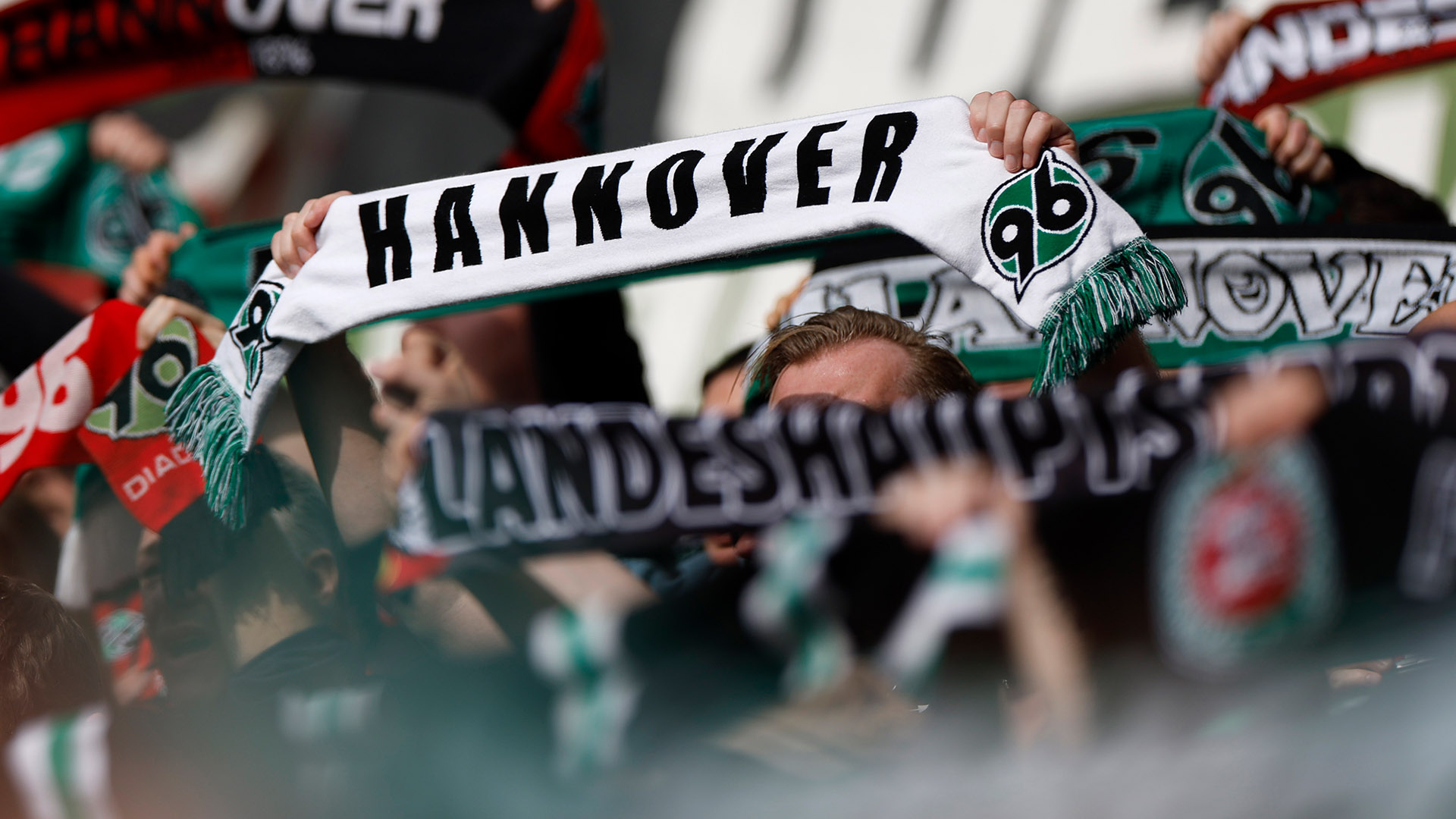 Ein Hannover Schal in der Kurve.