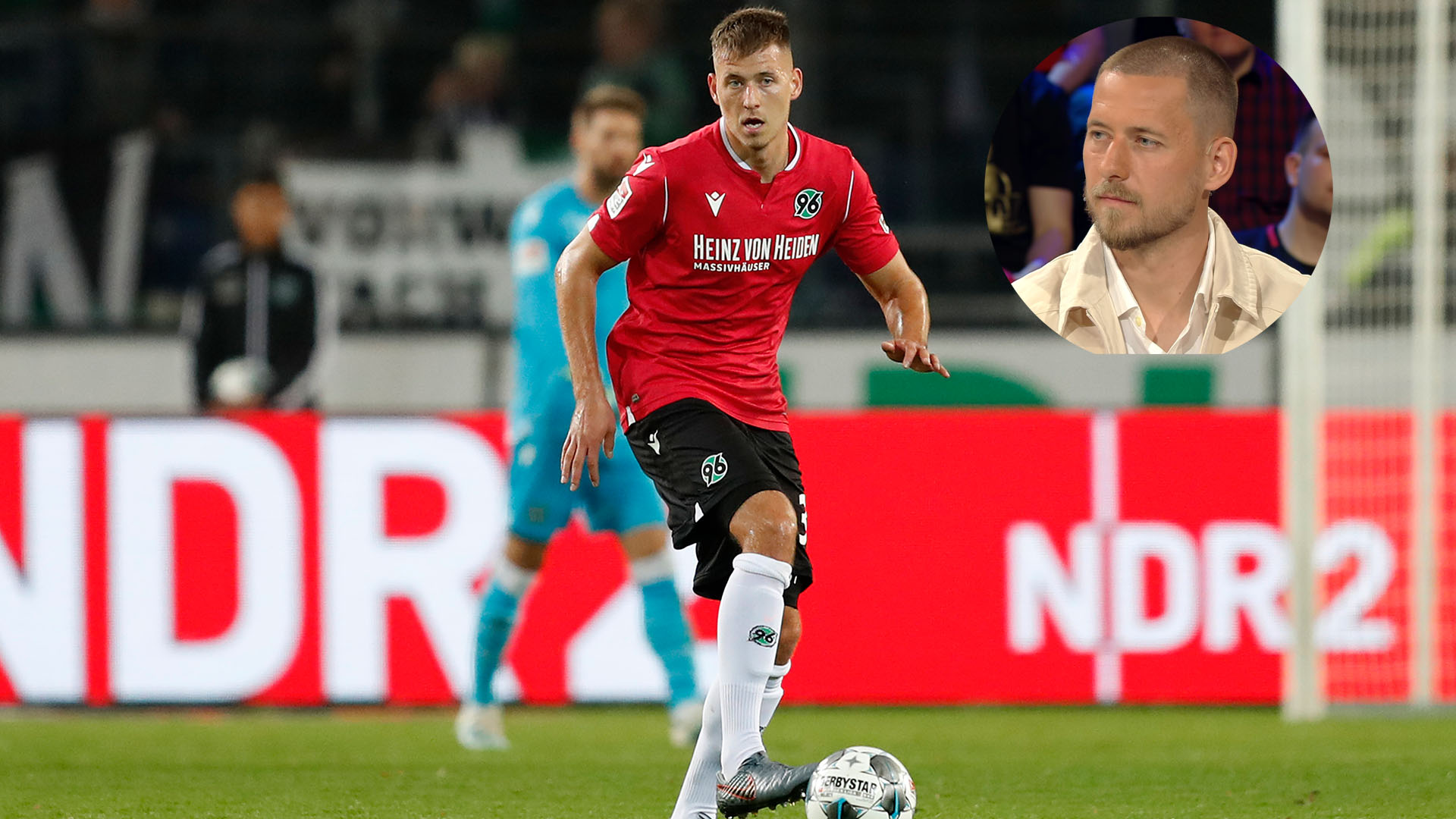 Waldemar Anton auf dem Spielfeld im roten 96-Trikot. Rechts oben ein Bildausschnitt von Anton aus dem Sportstudio.