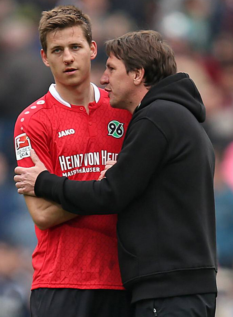 Waldemar Anton (links) und Daniel Stendel besprechen sich.