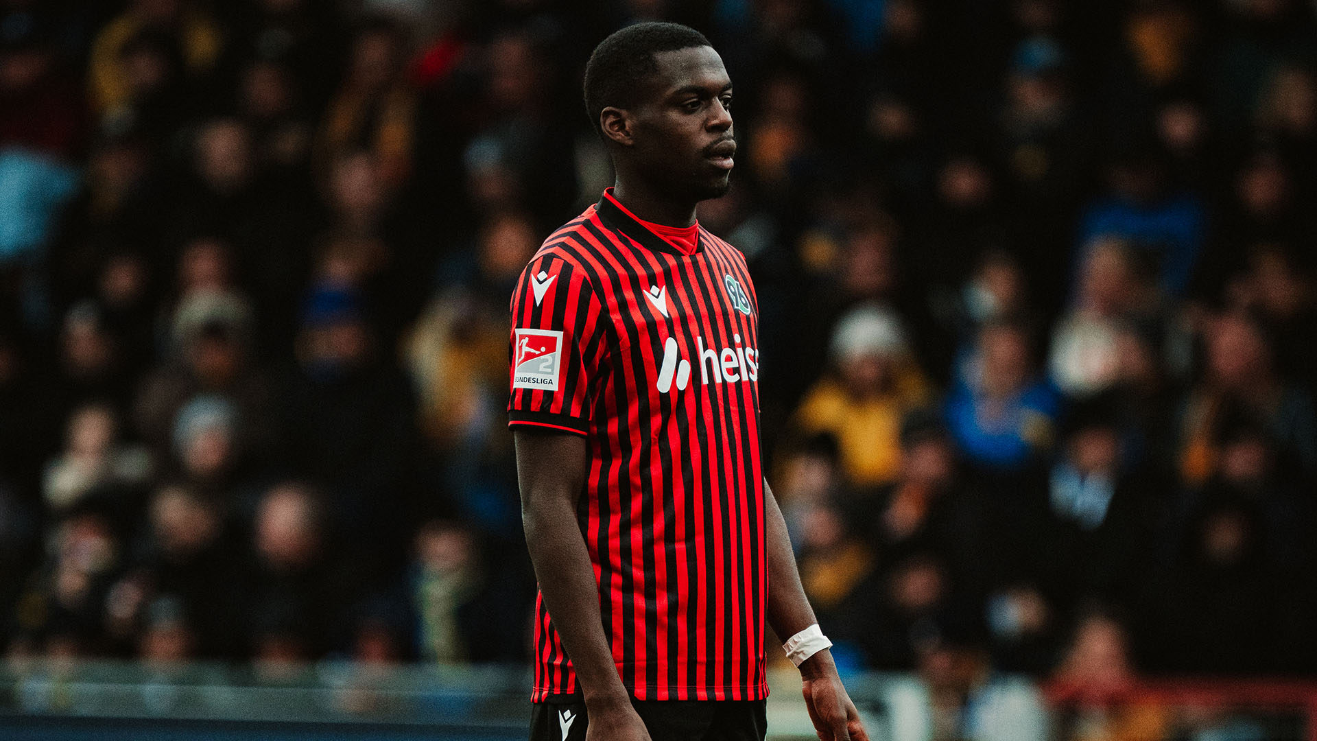 Noel Aseko im rot-schwarz gestreiften Trikot. 