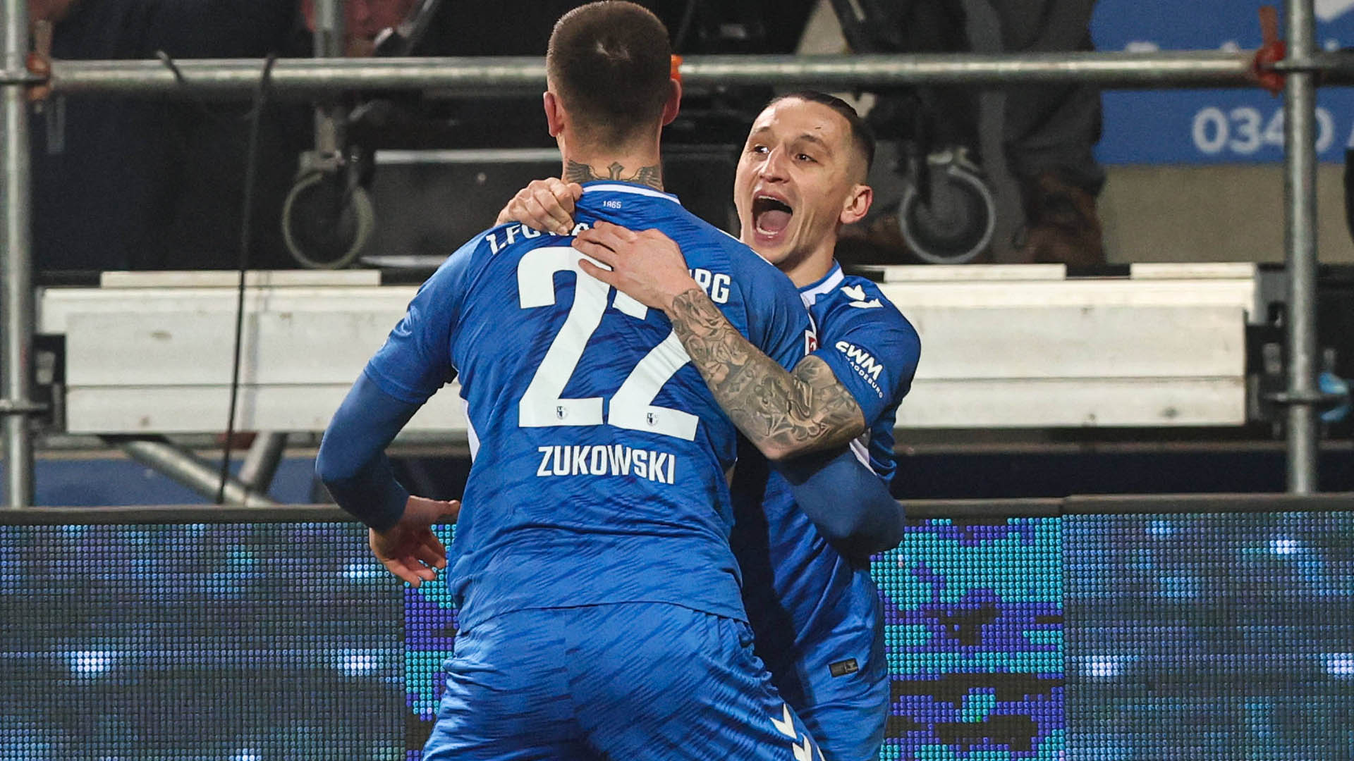 Atik und Zukowski feiern ausgelassen ein Tor.