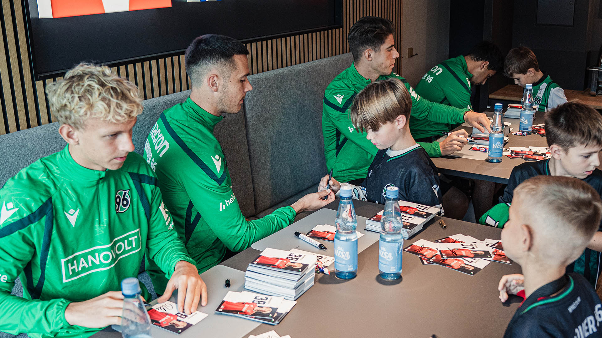 Viele Spieler unterschreiben Autogramme.