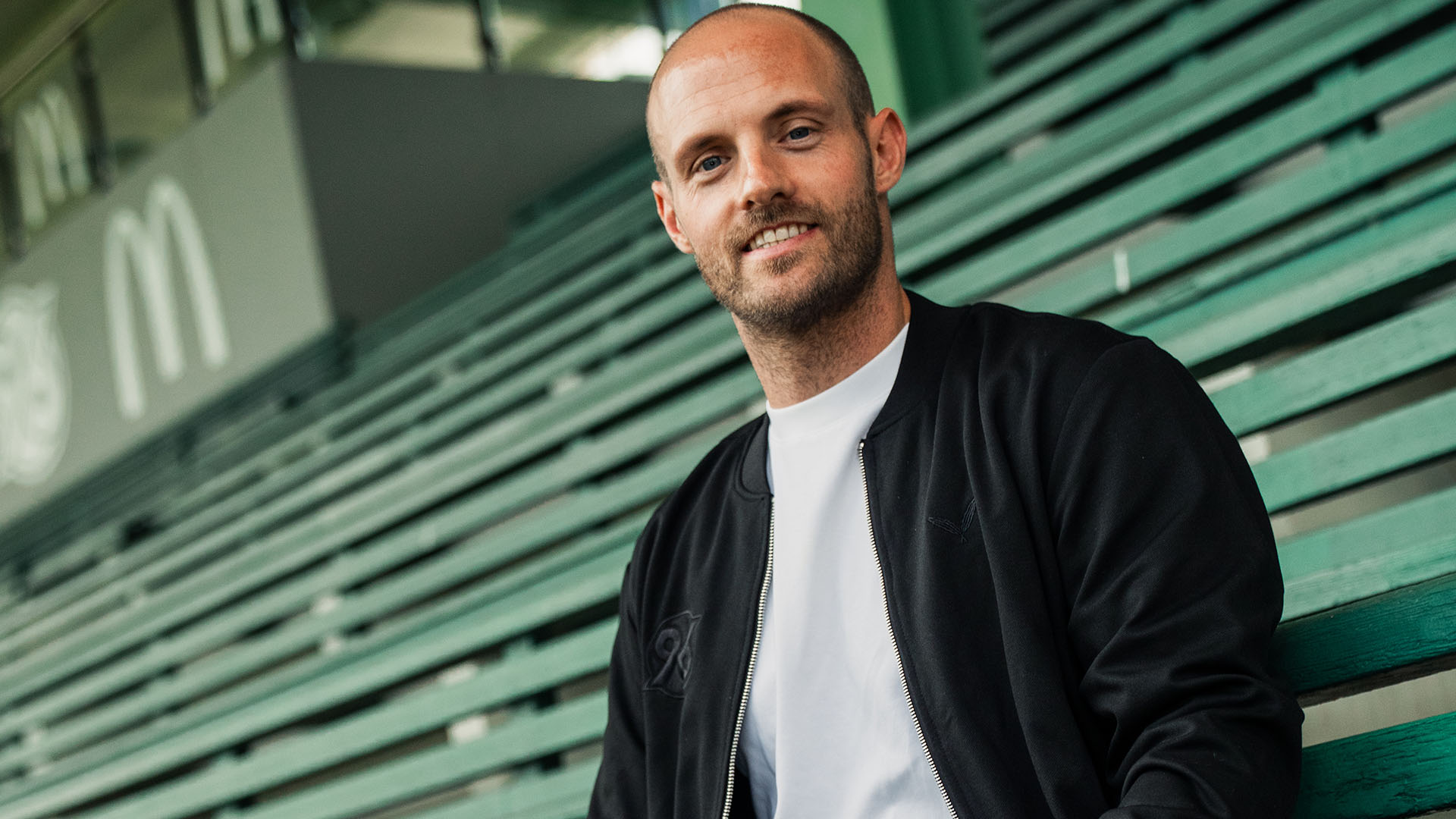 Lars Barlemann auf einer Tribüne im Eilenriedestadion.