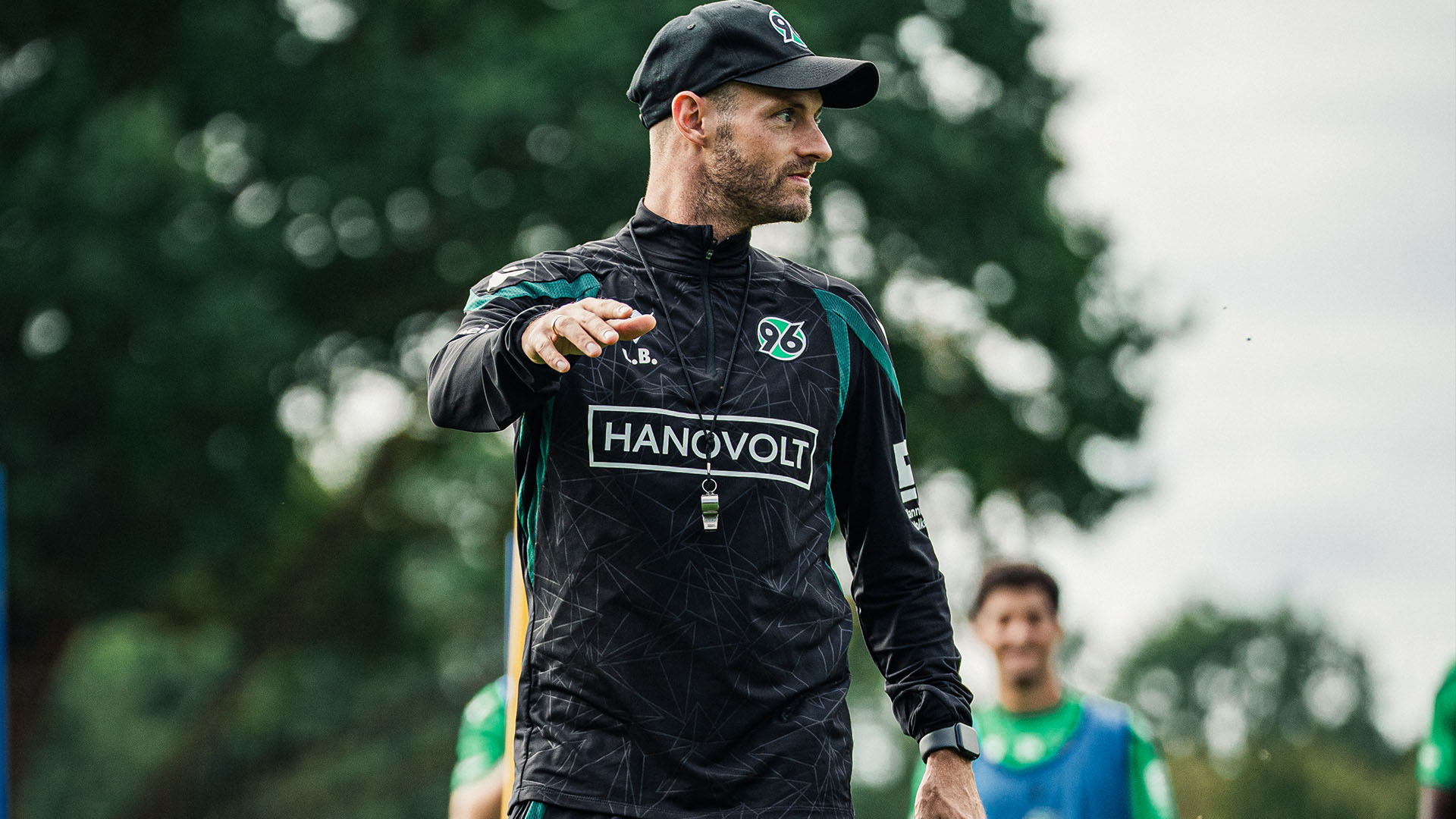 Lars Barlemann erklärt gestikulierend auf dem Trainingsplatz.