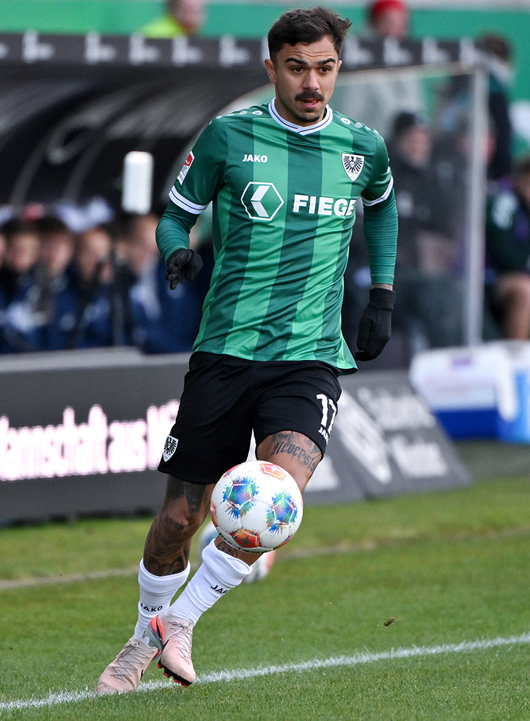 Batista Meier im Münster Trikot am Ball.