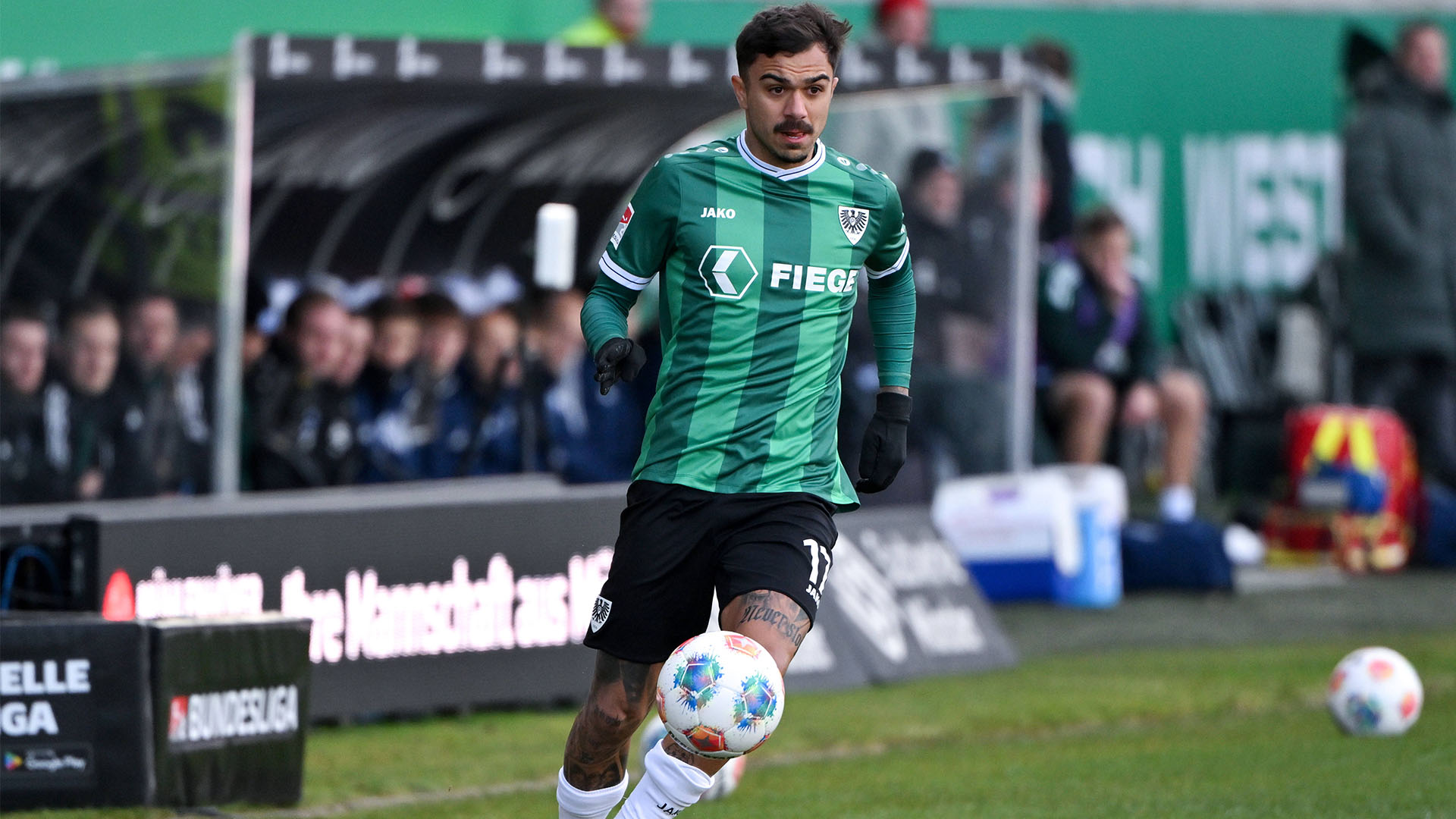 Batista Meier im Münster Trikot am Ball.