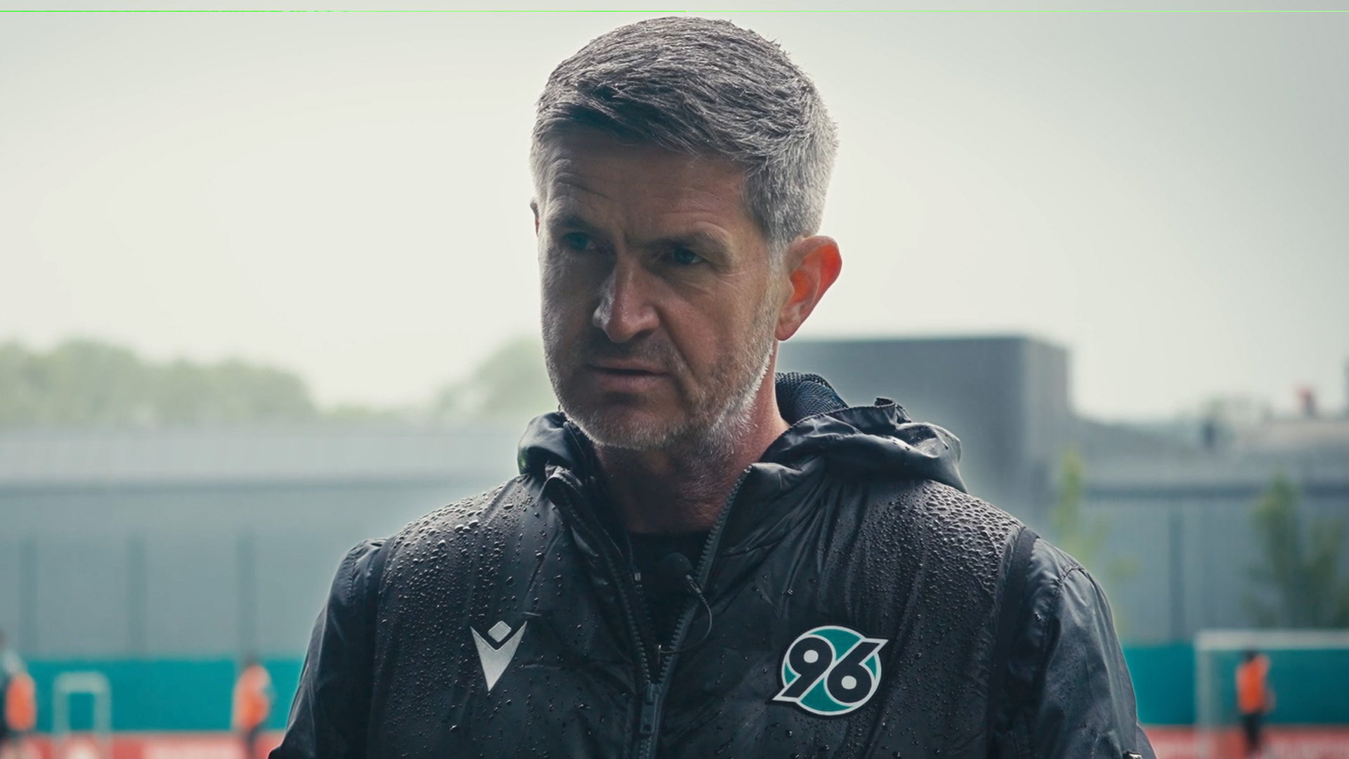 Rals Becker gibt auf dem Trainingsplatz ein Interview.
