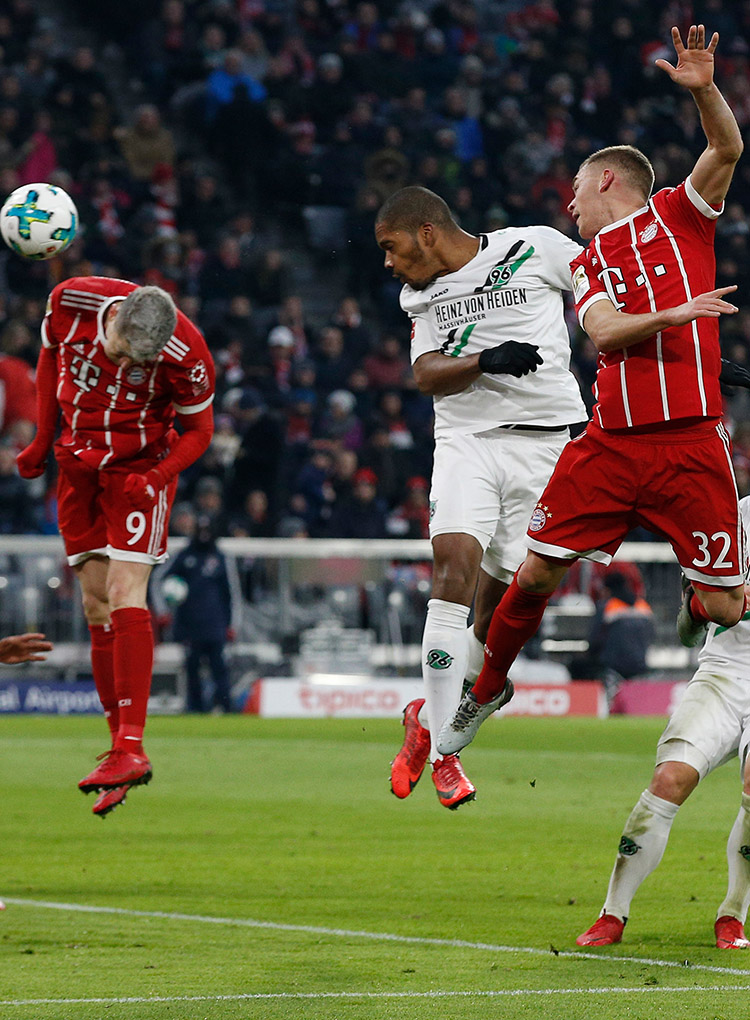 Benschop im Kopfballduell gegen Joshua Kimmich.