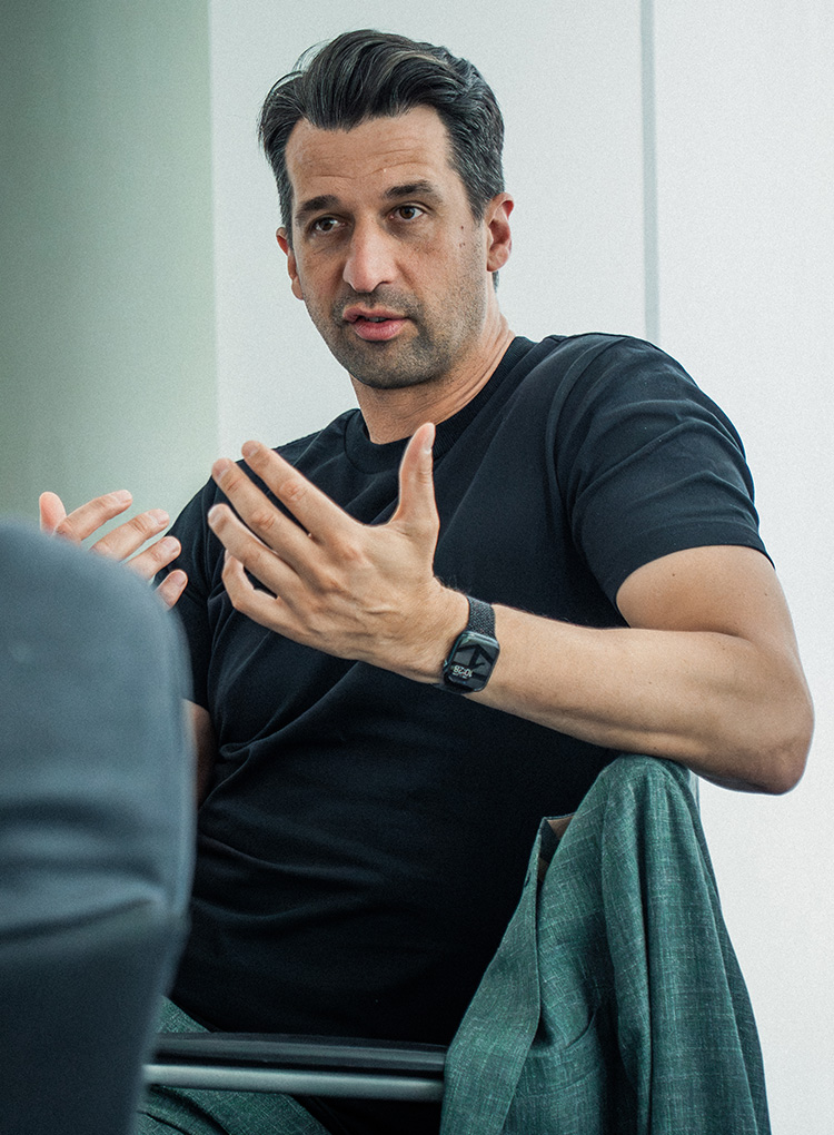 Jonas Boldt redet und gestikuliert in einem Büro.