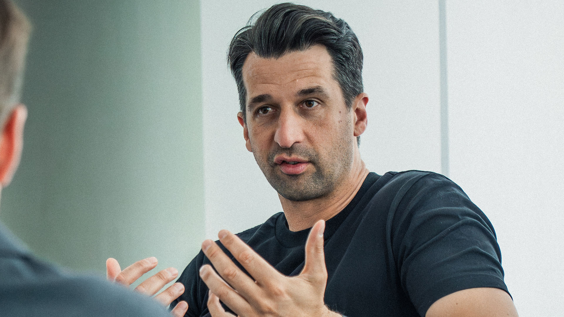 Jonas Boldt redet und gestikuliert in einem Büro.