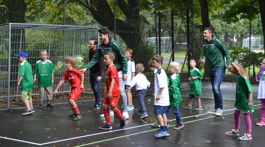 Kicken mit Kindern: Die 96-Profis Ceyhun Gülselam und Samuel Radlinger weihten den Platz ein.
