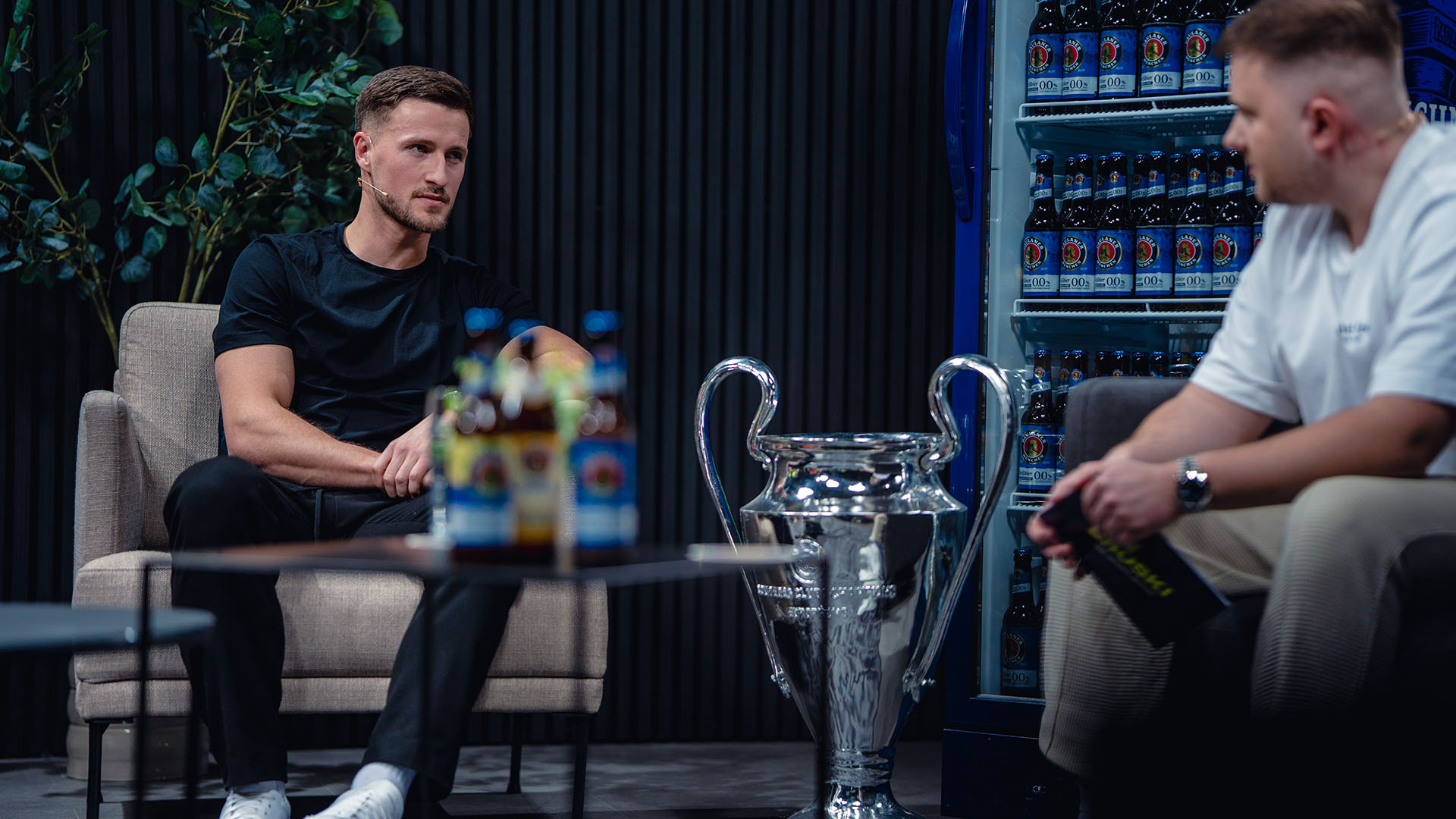 Leopold (links) beantwortet in Talkshow die Frage eines Moderators.