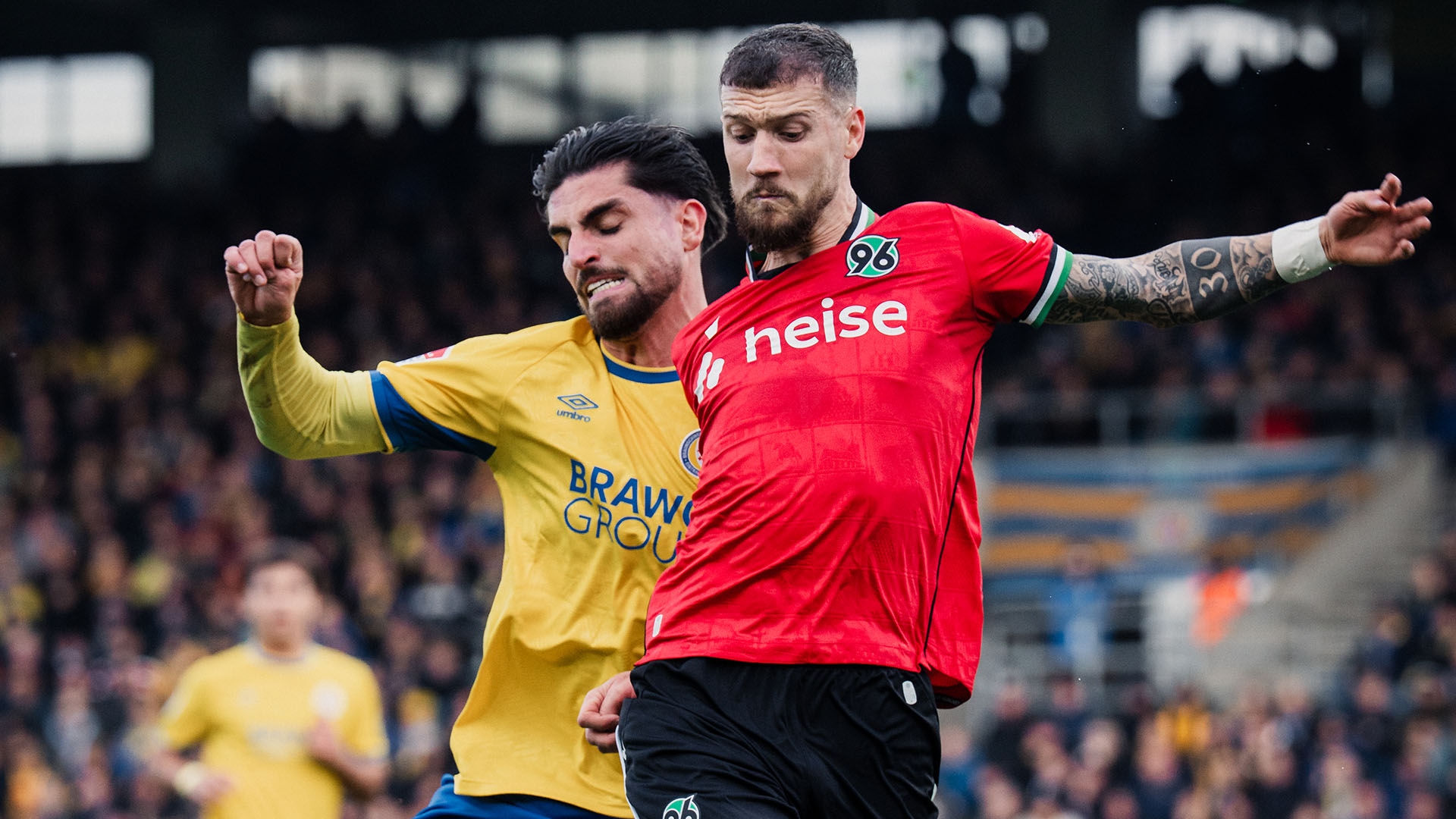 Zweikampf um den Ball zwischen Marcel Hartel und einem Braunschweig-Spieler.