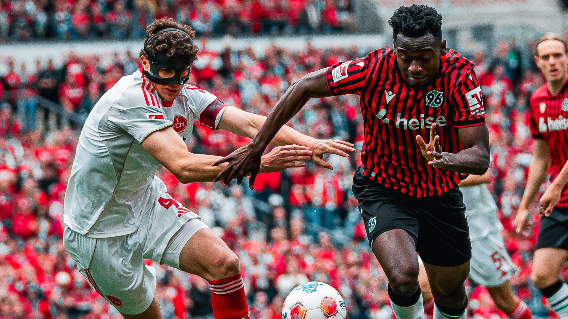 Bundu im Zweikampf mit einem Nürnberg-Spieler. 
