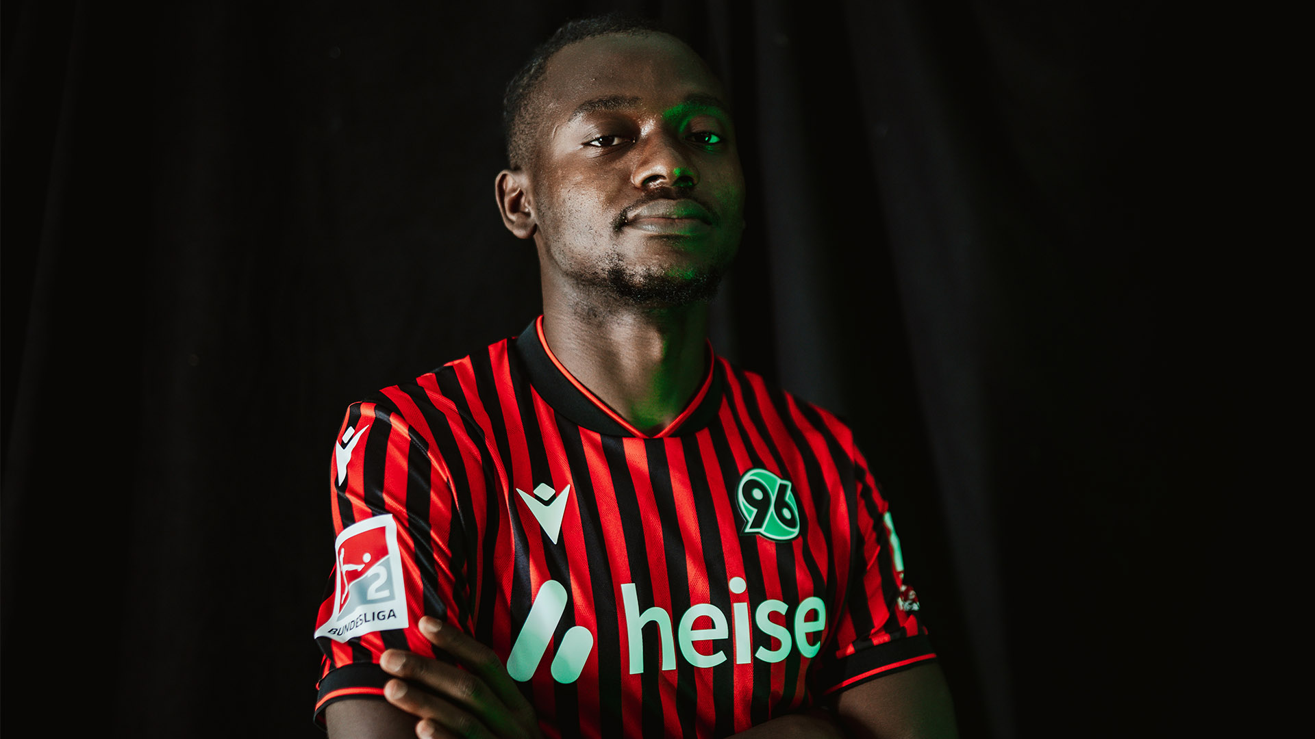 Mustapha Bundu blickt entschlossen in die Kamera.