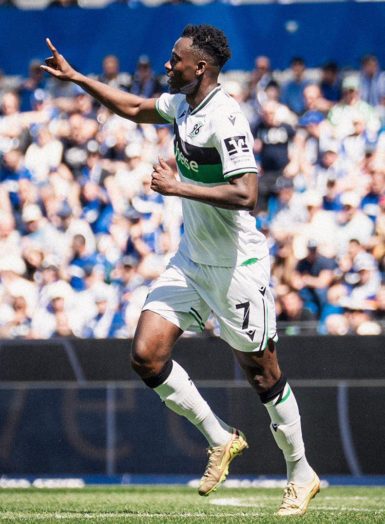 Mustapha Bundu feiert ein Tor mit erhobenem Zeigefinger.