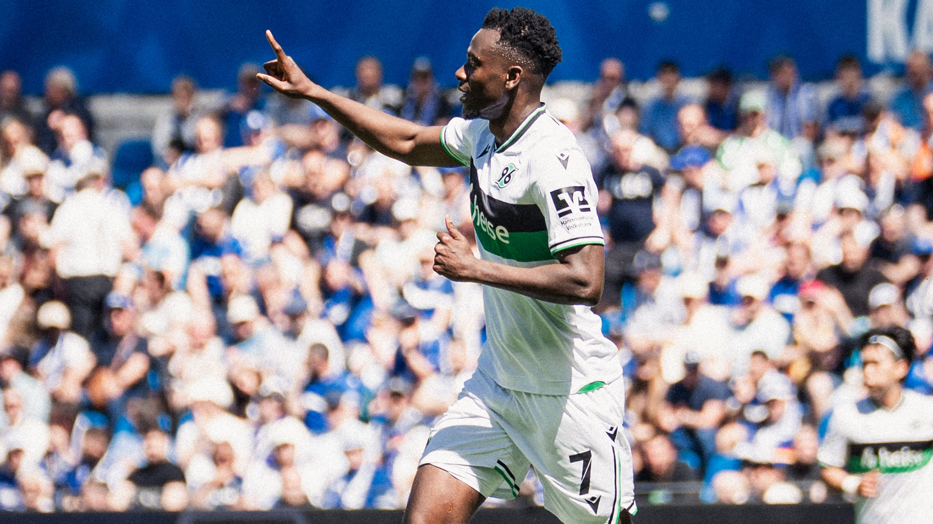 Mustapha Bundu feiert ein Tor mit erhobenem Zeigefinger.