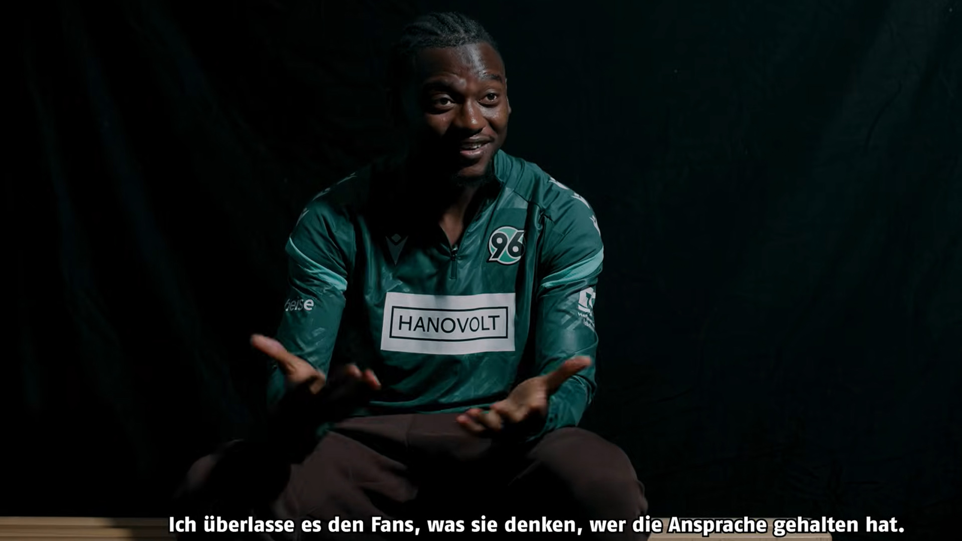 Mustapha Bundu in einen Interview-Setting.