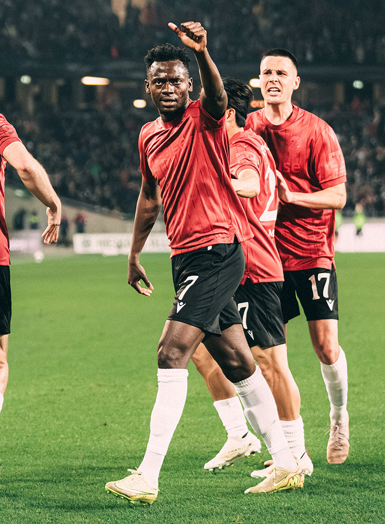 Mustapha Bundu umringt von weiteren 96-Spielern.