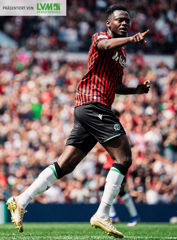 Mustapha Bundu feiert ein Tor mit ausgestrecktem Zeigefinger.