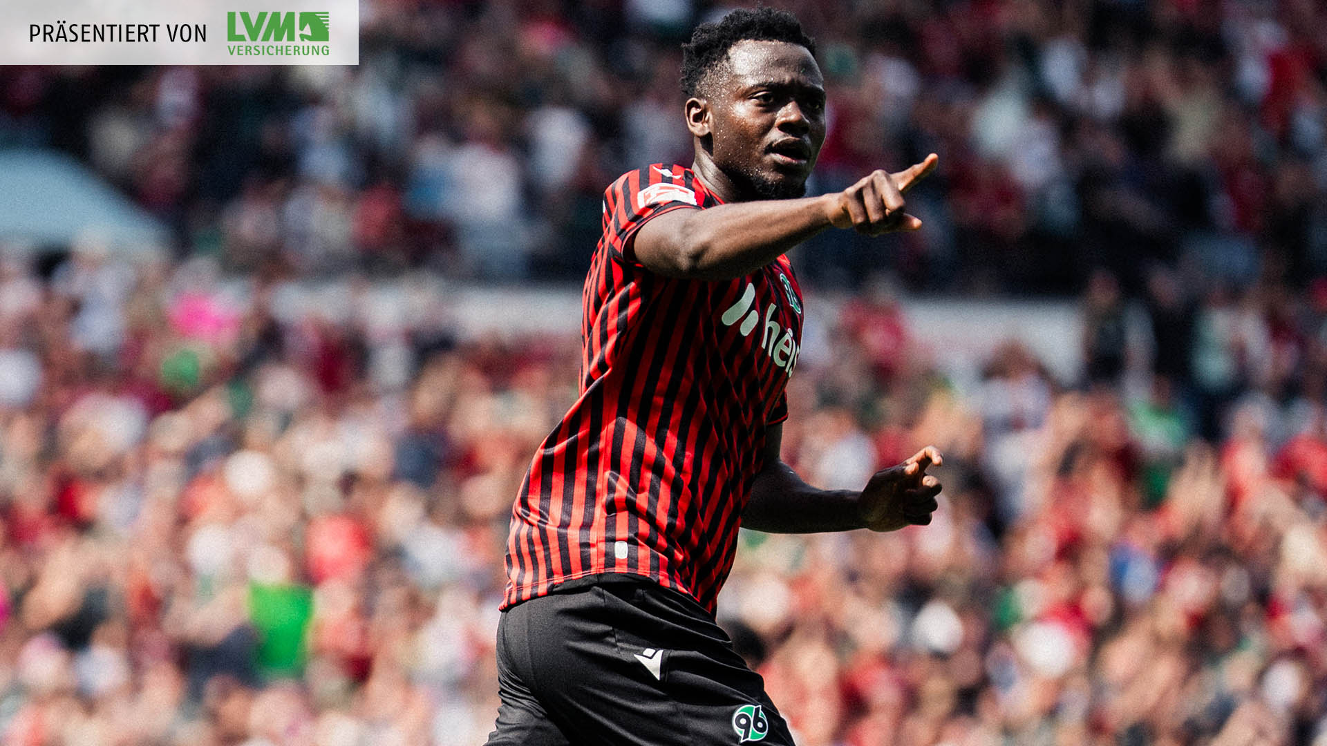 Mustapha Bundu feiert ein Tor mit ausgestrecktem Zeigefinger.