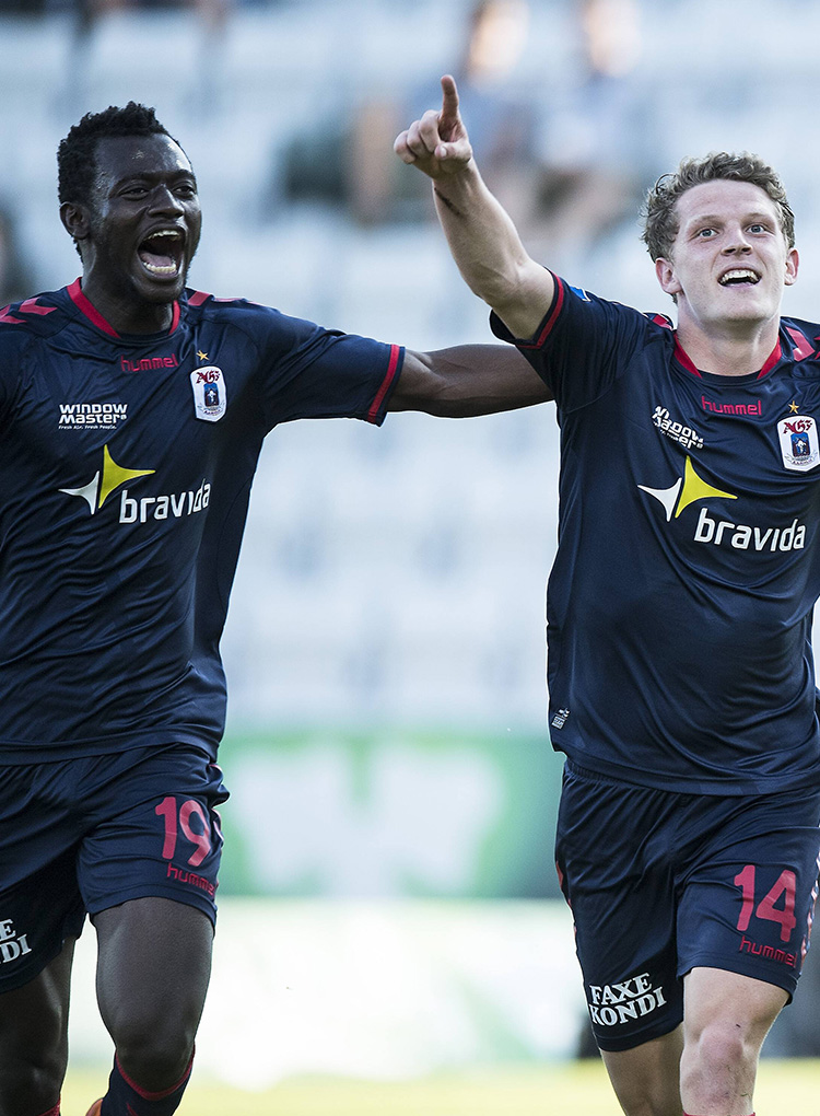 Bundu und Stage jubeln im Aarhus Trikot.