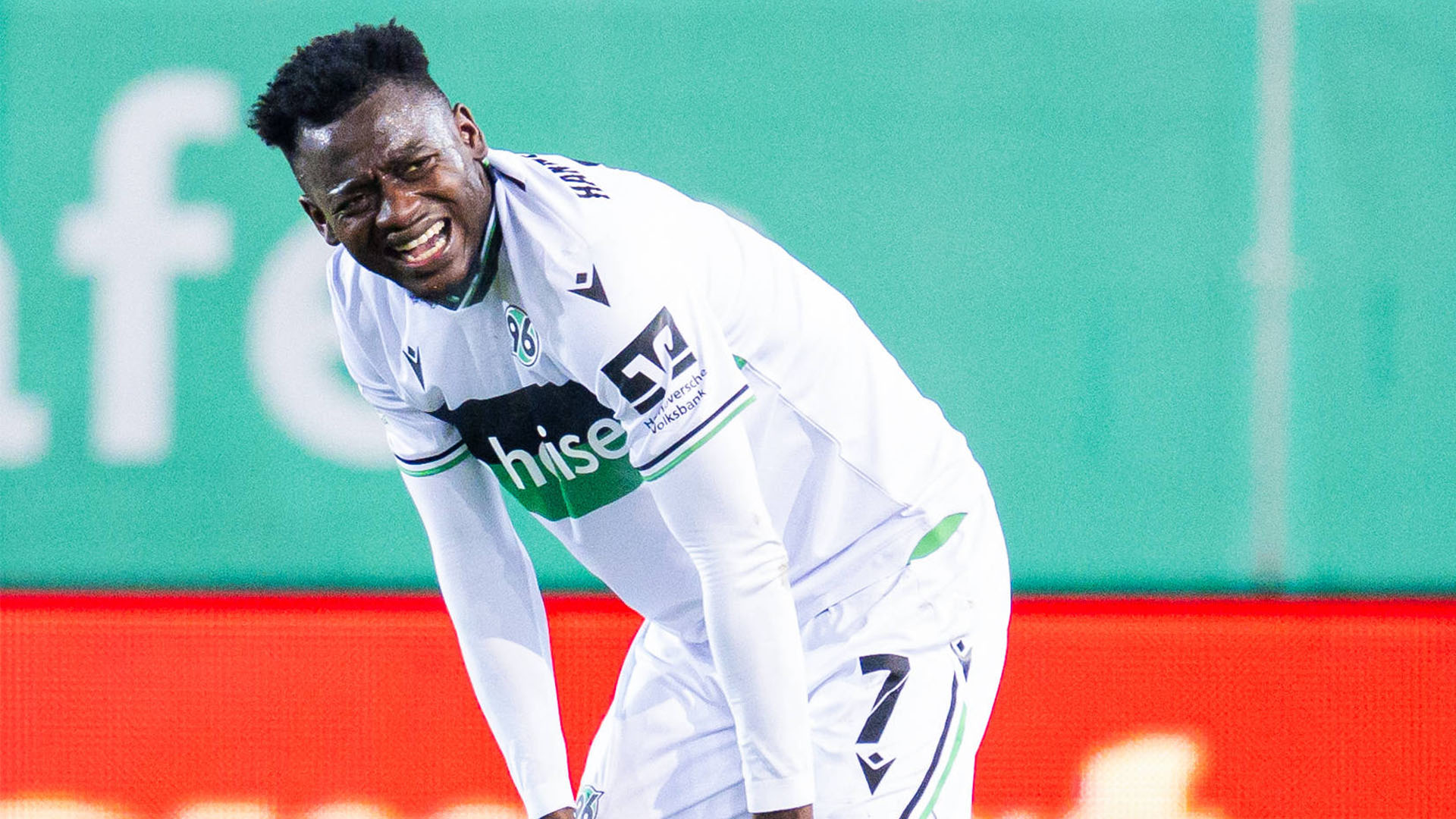 Mustapha Bundu stützt sich auf seine Knie.