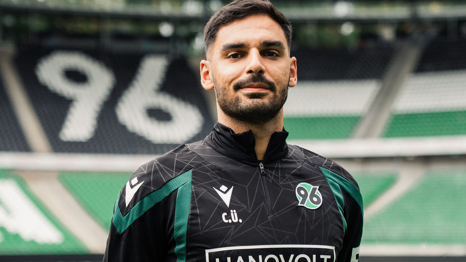 Can Ünal in 96-Trainingsklamotten im Stadion.