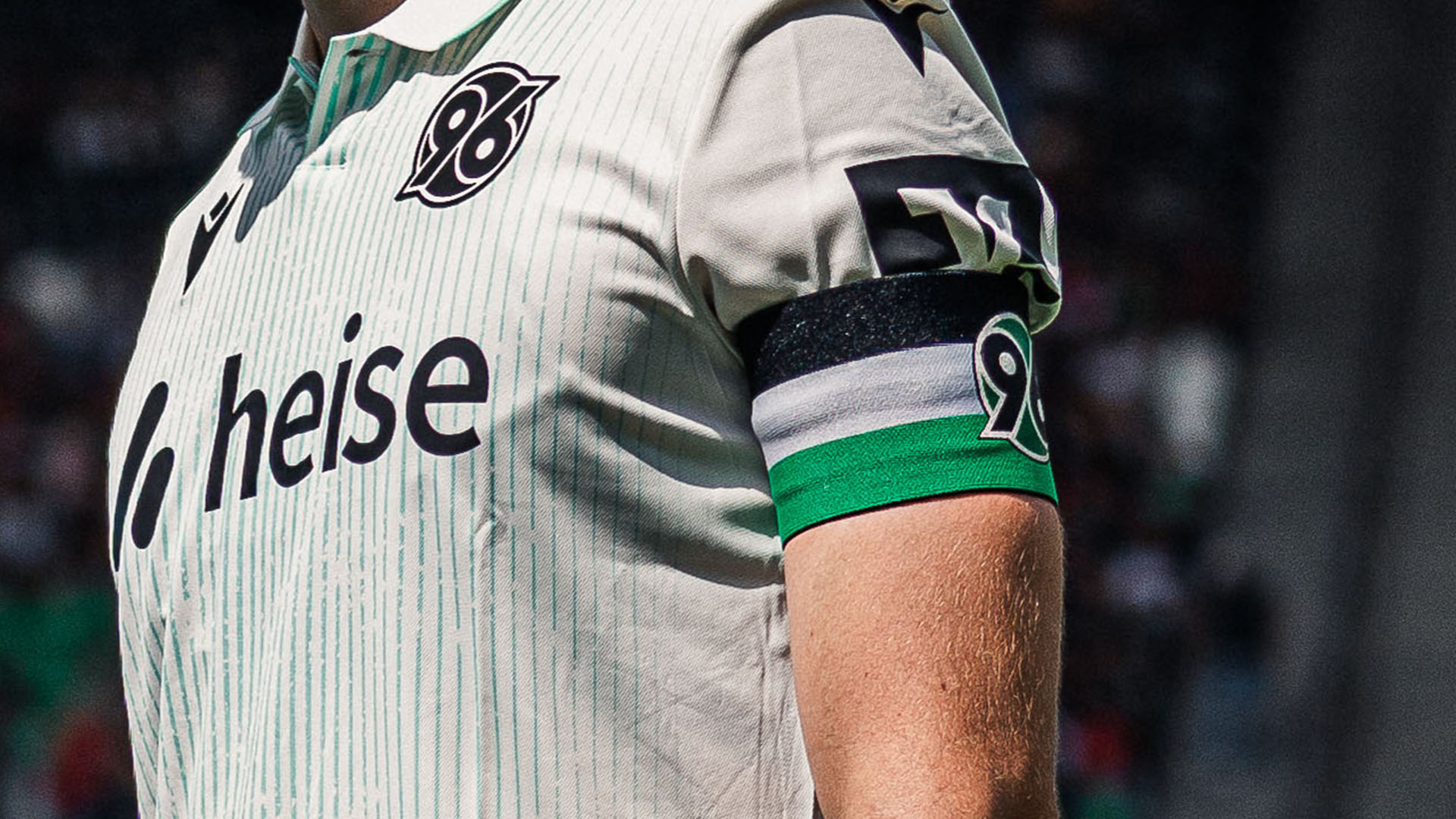 Ein Ausschnitt der 96-Kapitänsbinde.