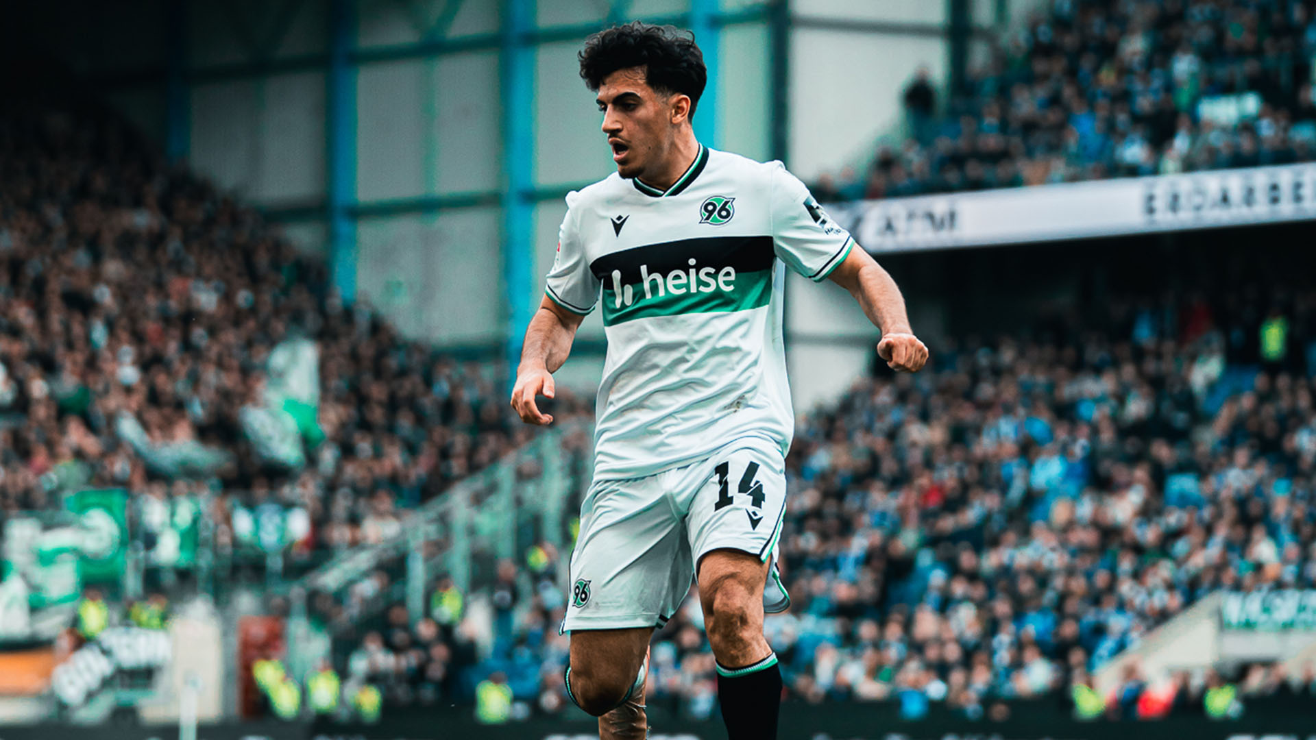 Husseyn Chakroun im weißen 96-Trikot auf dem Rasen.