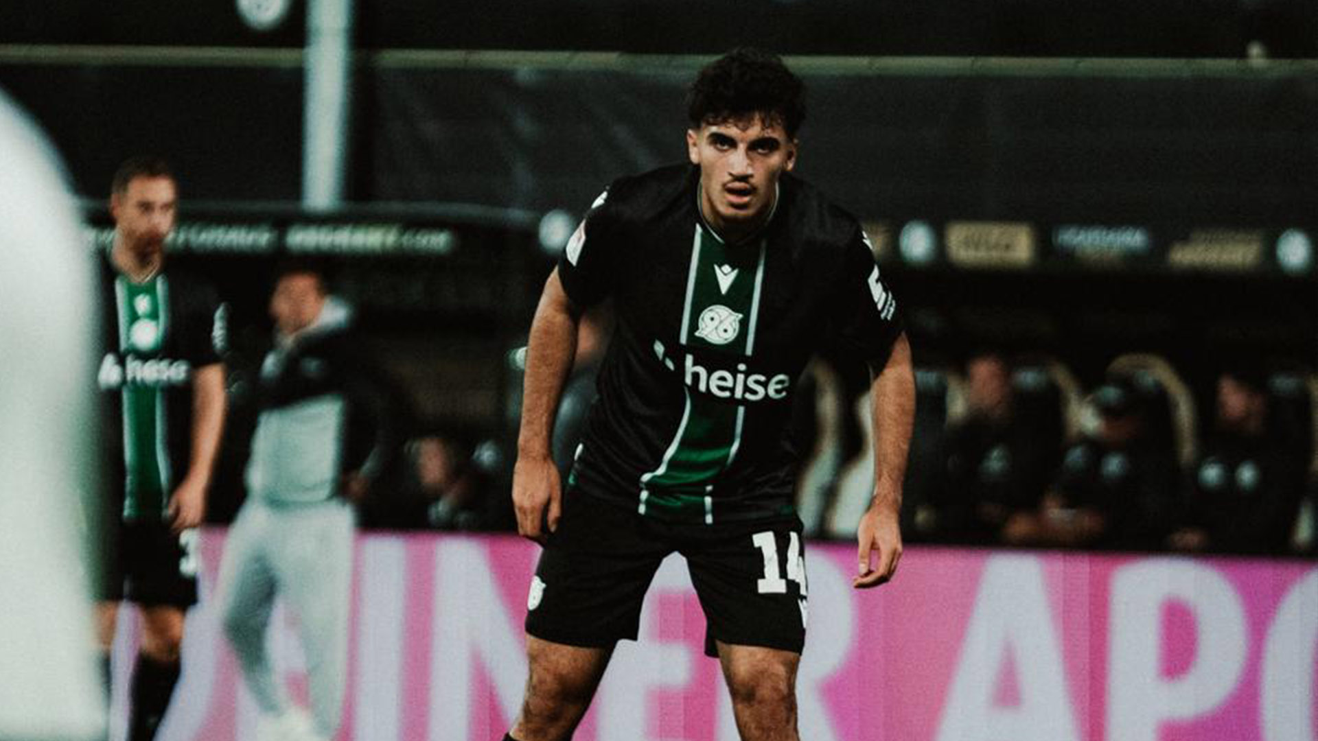 Husseyn Chakroun im 96-Trikot.