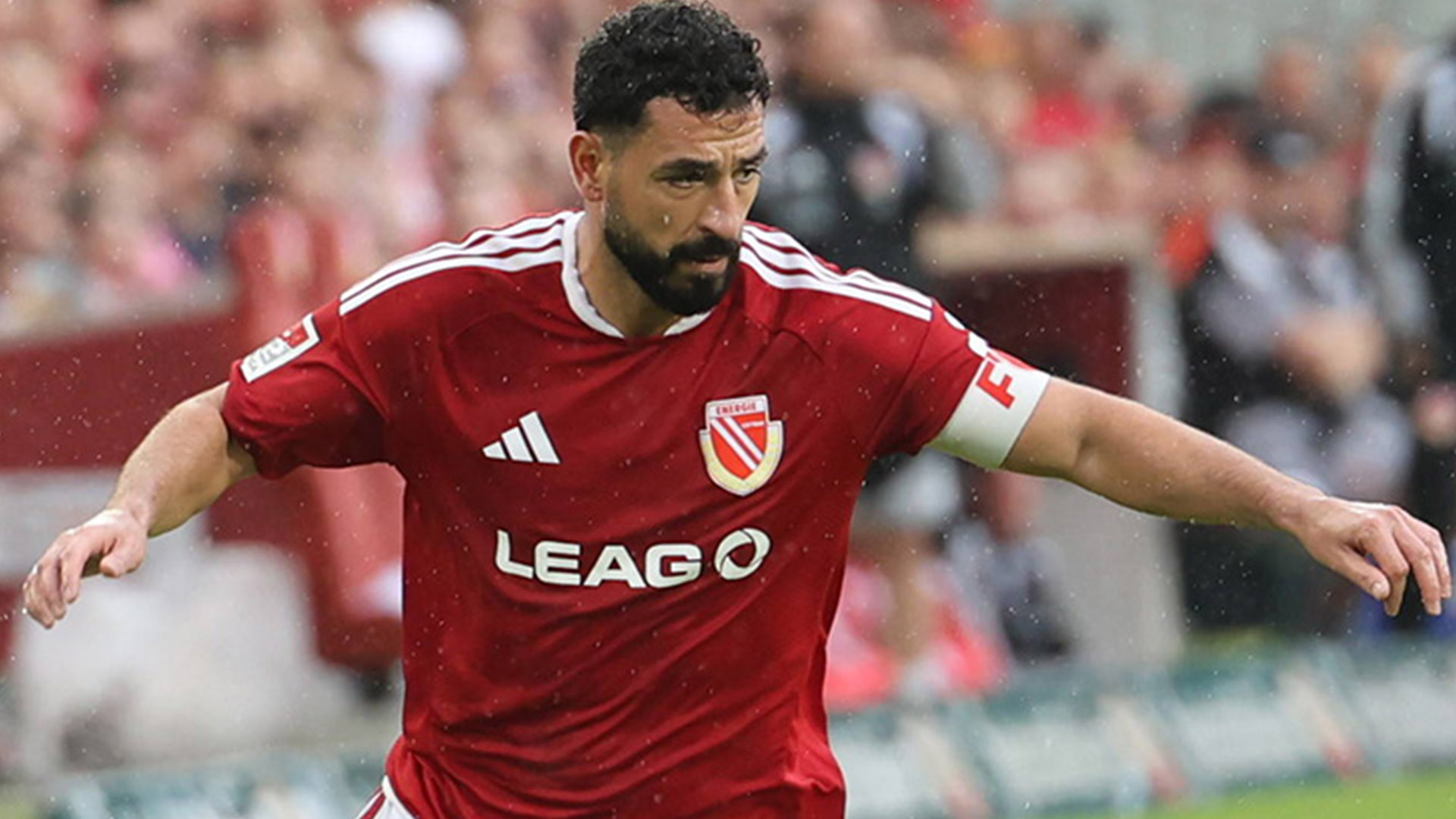 Tolcay Cigerci im roten Cottbus-Trikot.