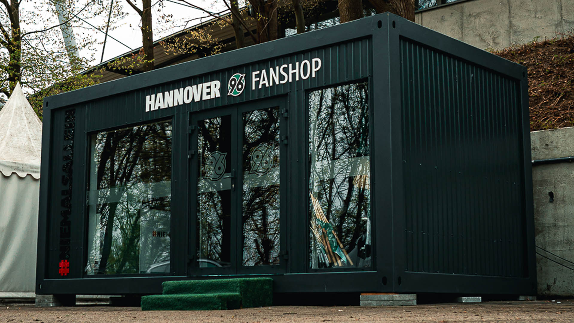 Ein schwarzer Fanshop-Container.